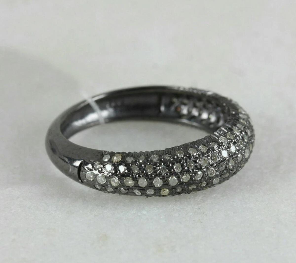 Anello di fidanzamento a mezza fascia con diamanti naturali e pavé in argento 925 Fedi nuziali per lei. in vendita 1