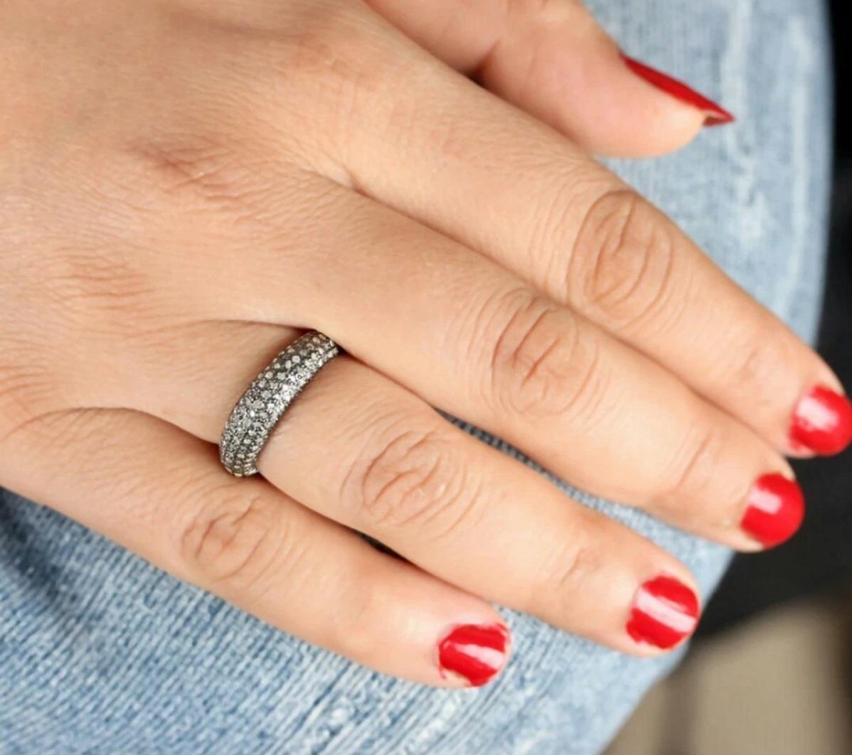 Anello di fidanzamento a mezza fascia con diamanti naturali e pavé in argento 925 Fedi nuziali per lei. in vendita 2