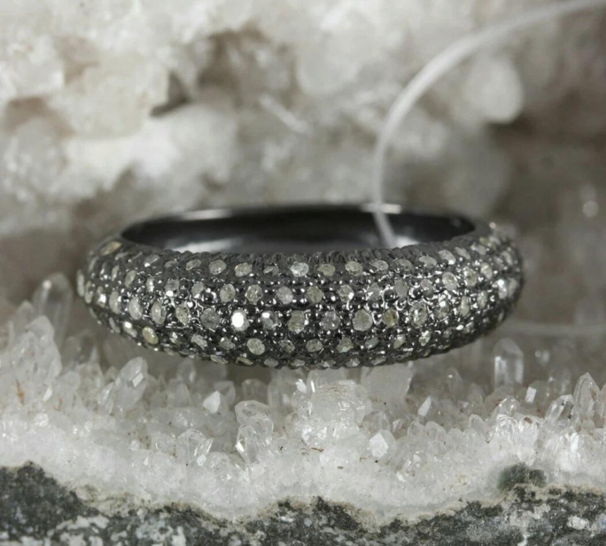 Anello di fidanzamento a mezza fascia con diamanti naturali e pavé in argento 925 Fedi nuziali per lei. in vendita 3