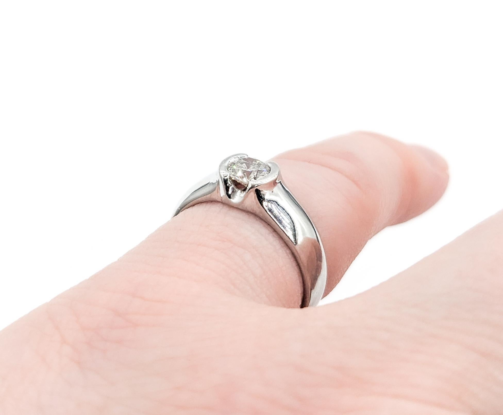 Taille ronde Bague de fiançailles en platine avec demi- lunette de diamants en vente
