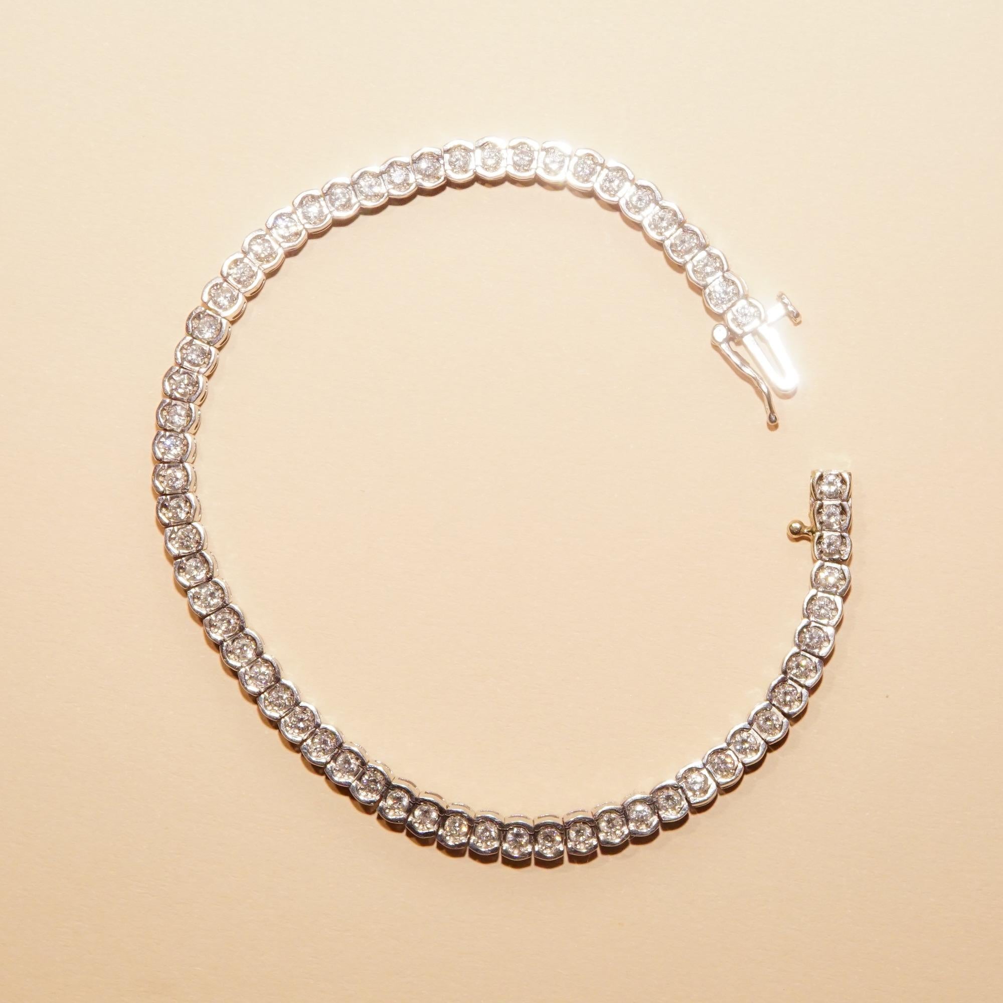 Eine moderne Interpretation des traditionellen Diamant-Tennisarmbands. Gefertigt aus 14 Karat Weißgold mit 61 Brillanten. Auf jeden Fall ein tolles Geschenk für einen geliebten Menschen in der Weihnachtszeit!

Mit einem eleganten, gegliederten Band