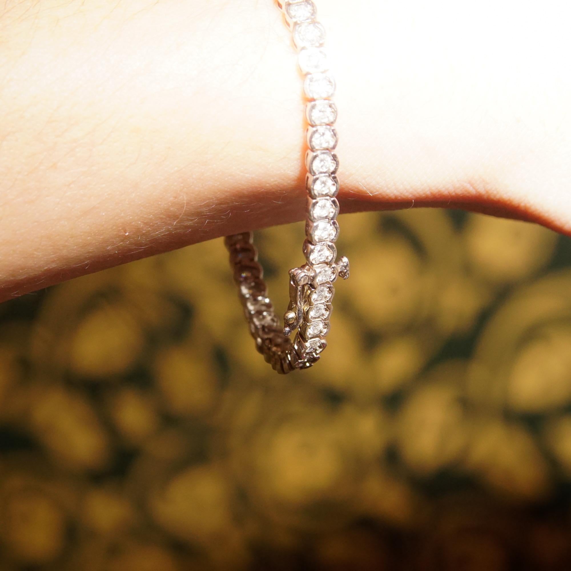 Tennisarmband aus 14 Karat Weißgold mit halber Lünette und Diamanten im Angebot 1