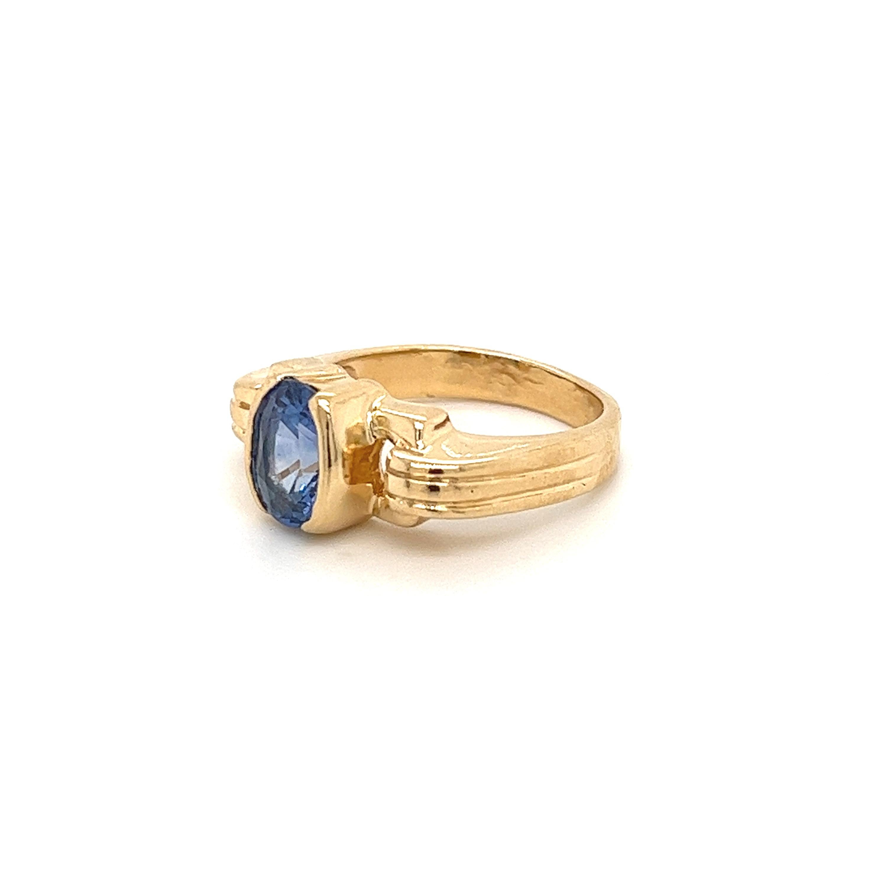 Art Déco Anello vintage con mezzo castone e zaffiro blu ovale da 2 carati in oro 14k in vendita