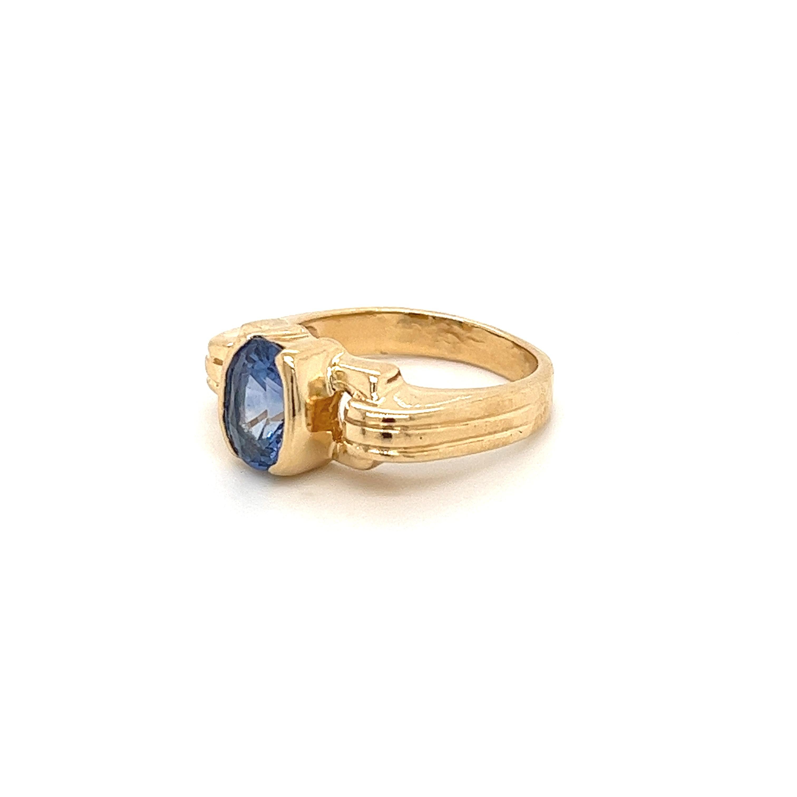 Art déco Bague vintage en or 14k sertie d'un saphir bleu ovale de 2 carats et d'un demi-cerceau en vente