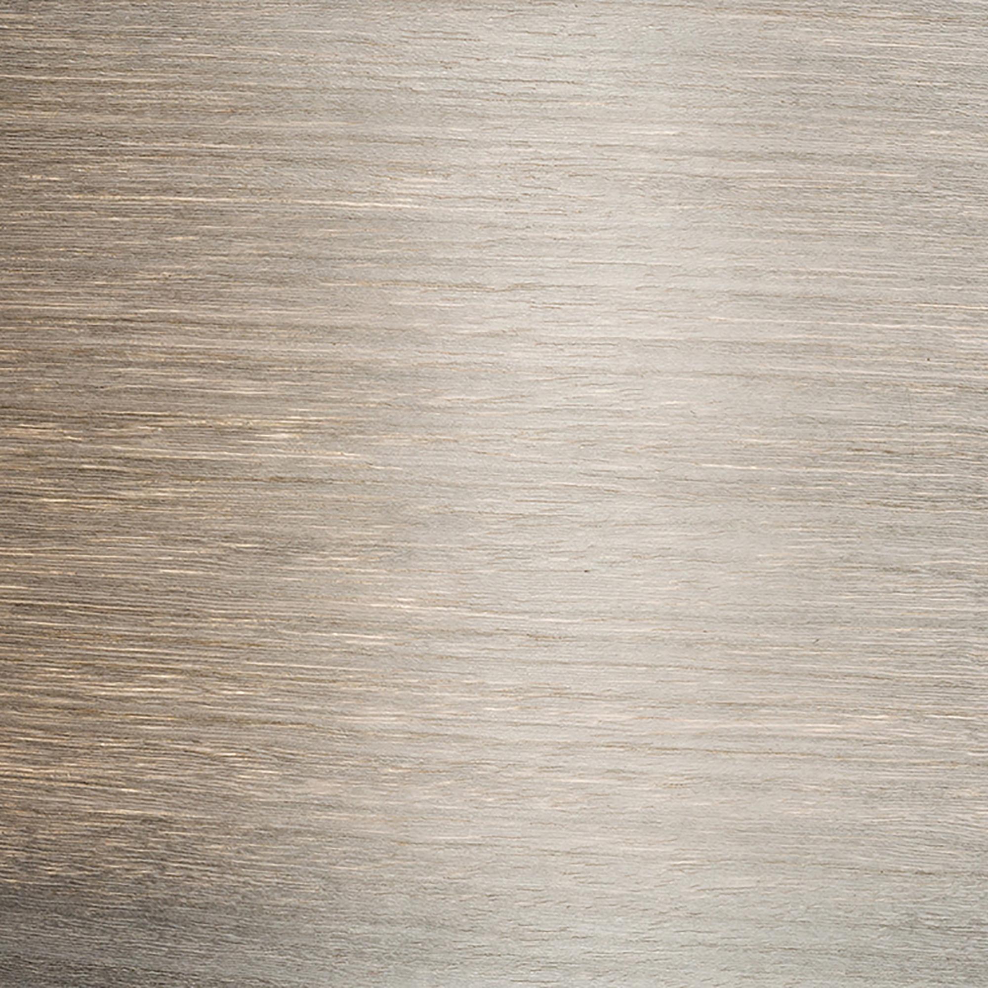 Diese in limitierter Auflage hergestellte Pendelleuchte Half BOWEN ist aus grauem Tay-Holzfurnier gefertigt, einem seltenen und natürlichen Schatz mit unerwarteten und schönen Variationen in der Holzmaserung. Graues Tonholzfurnier ist ein