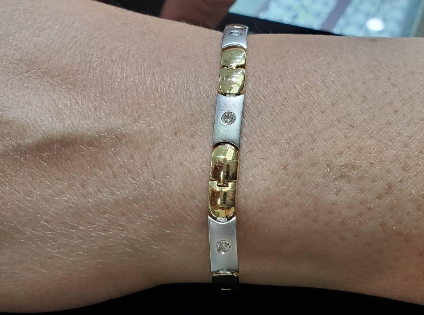 ♥ Tennisarmband Beschreibung ♥

Hauptstein: Diamant 
Ungefähr. Diamant Gesamtkaratgewicht: .50cttw 
Diamant-Farbe: H
Diamant Reinheit: SI1
Metall Typ: 14K Zweifarbiges Gold 
Anzahl von Steinen: 8 
Metall Gewicht: 14 Gramm
Stein-Schliff: Rund
Länge