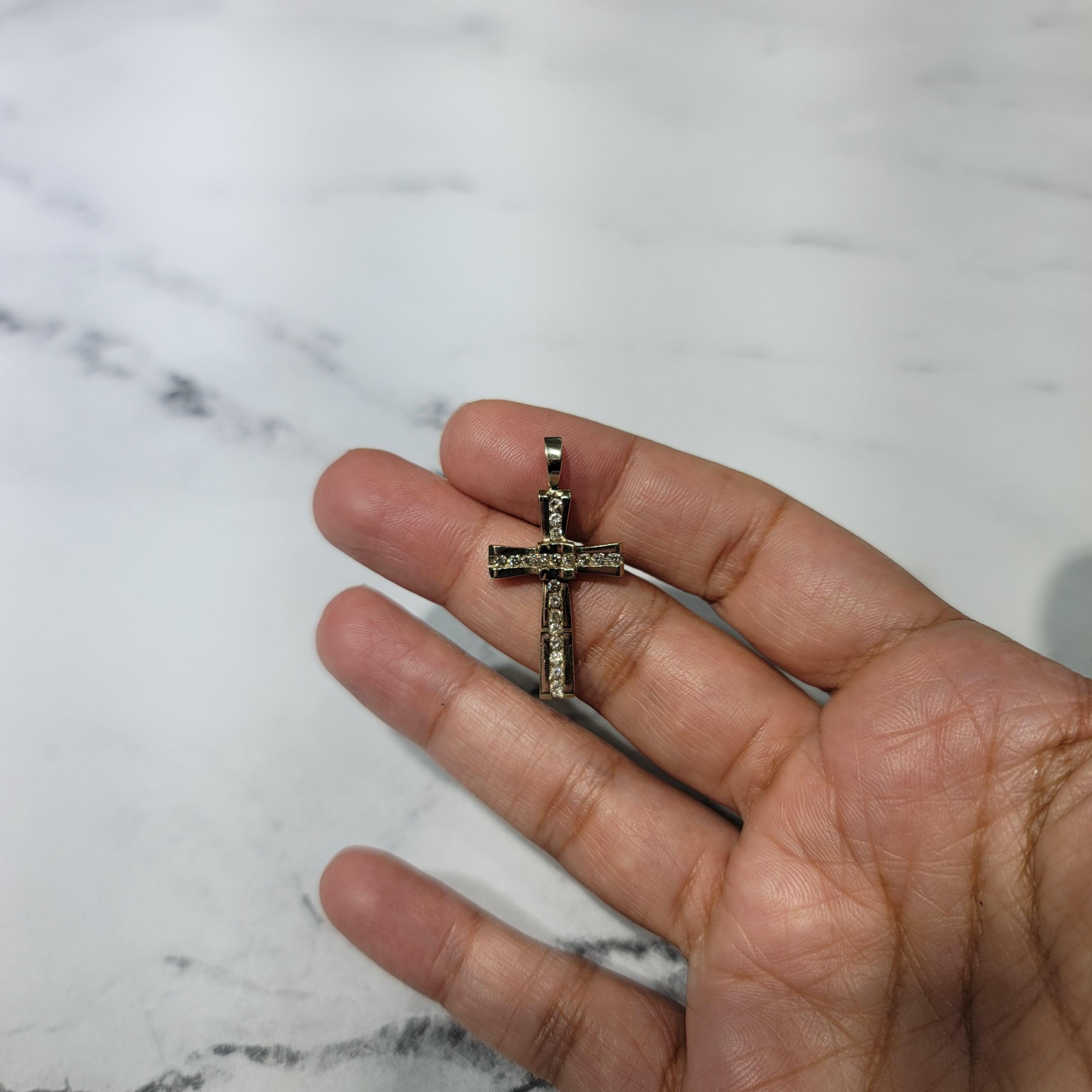 Taille ronde Collier croix de style ancien en or jaune 14 carats avec diamants de demi carat en vente