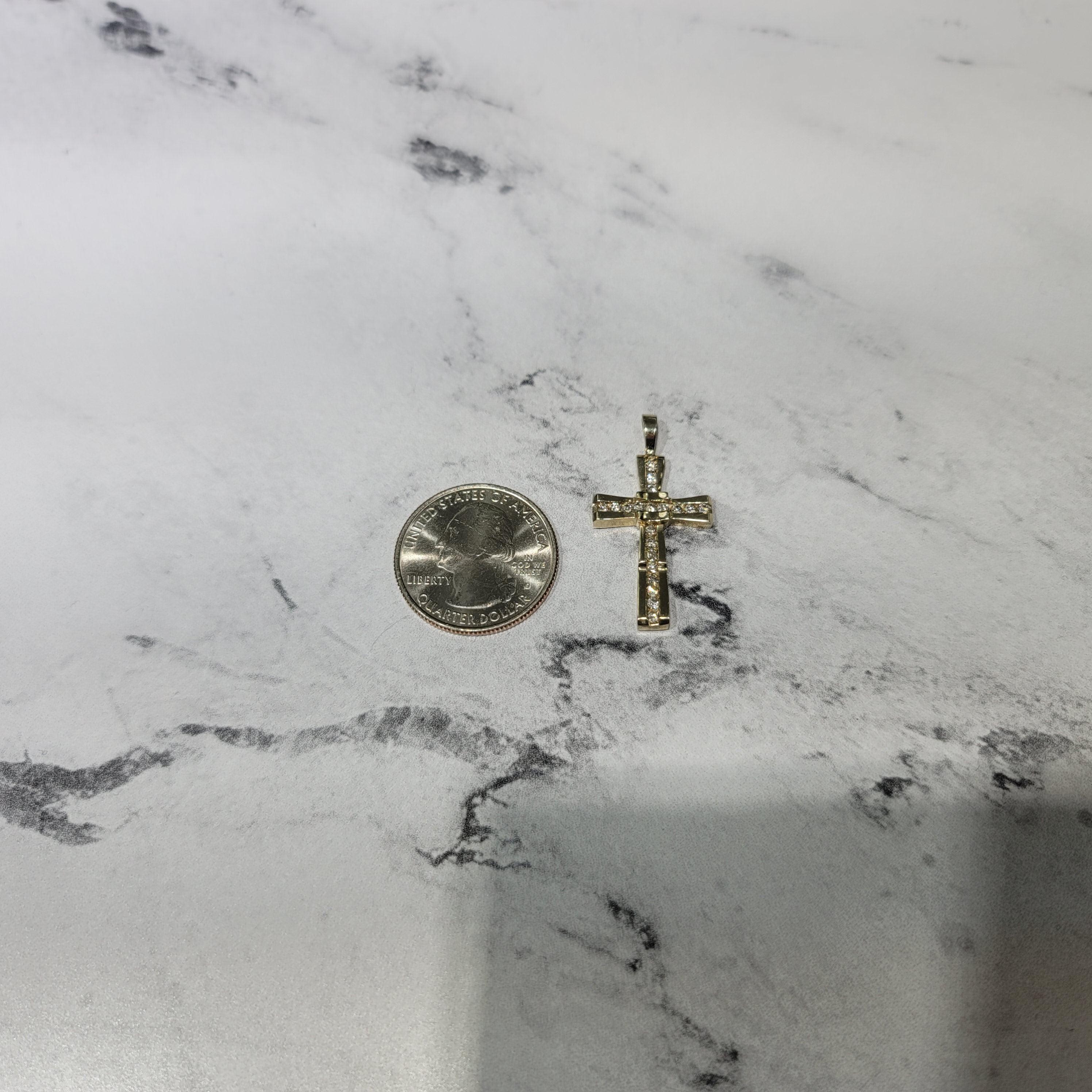 Collier croix de style ancien en or jaune 14 carats avec diamants de demi carat Unisexe en vente