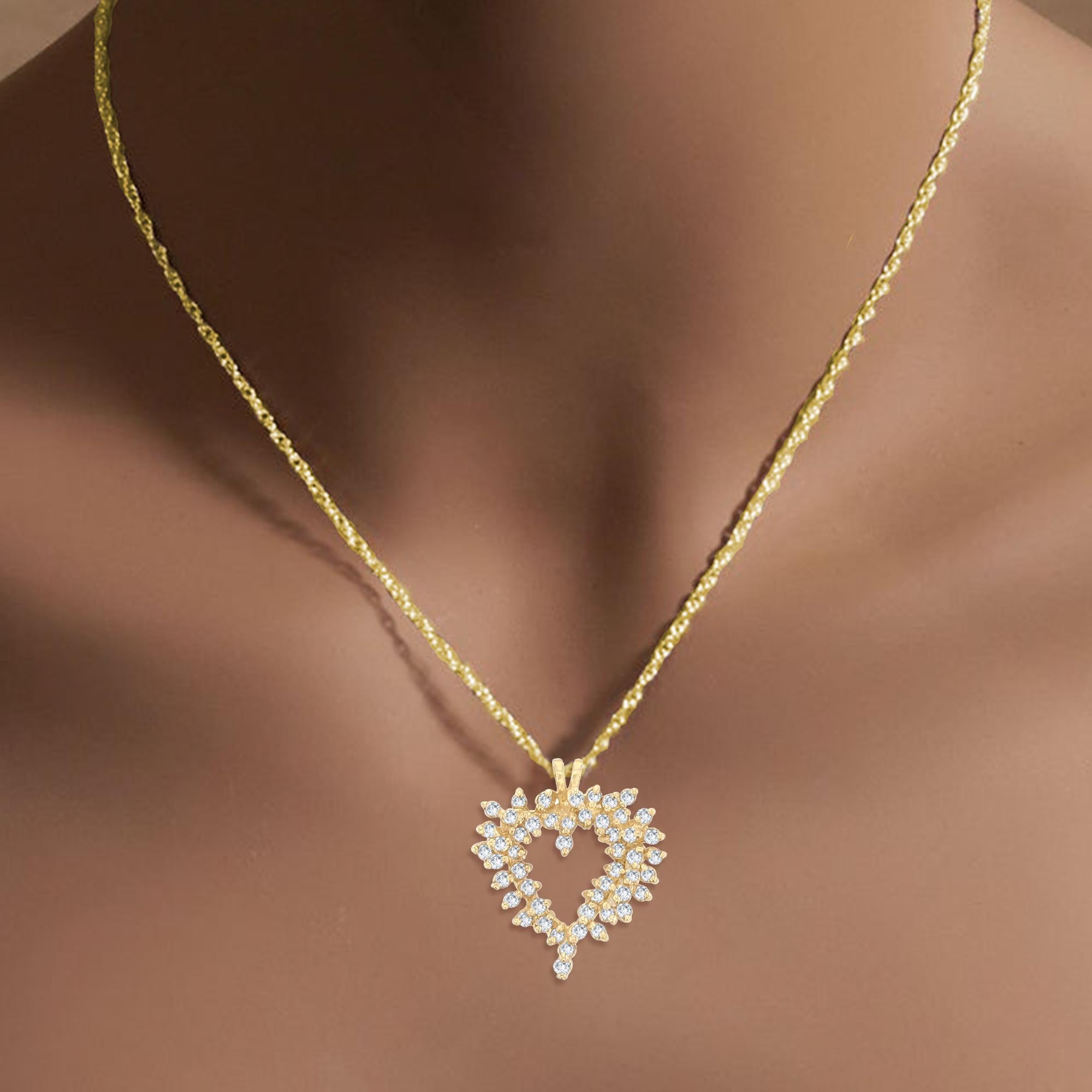 ♥ Resumen del producto ♥

Piedra principal: Diamantes
Aprox. Peso total en quilates: .50cttw
Color del diamante: H
Claridad del diamante: VS2 
Corte de la Piedra: Redonda
Metal elegido: Oro amarillo macizo de 14 quilates
Dimensiones: 23 mm x 23 mm