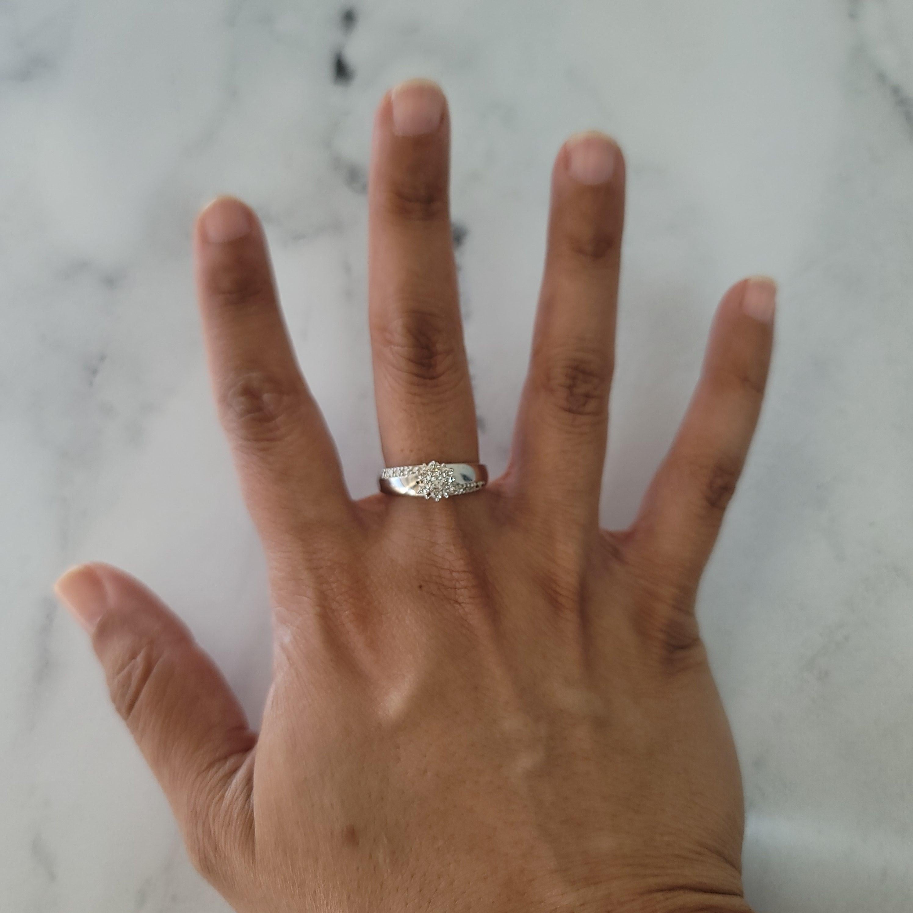 ♥ Riepilogo del prodotto ♥

Pietra principale: Diamante
Circa. Peso in carati del diamante: .50cttw
Colore del diamante: H. H. I.
Chiarezza del diamante: SI1
Materiale della fascia: Oro bianco 14k
Taglio del diamante: Rotondo
Peso: 5