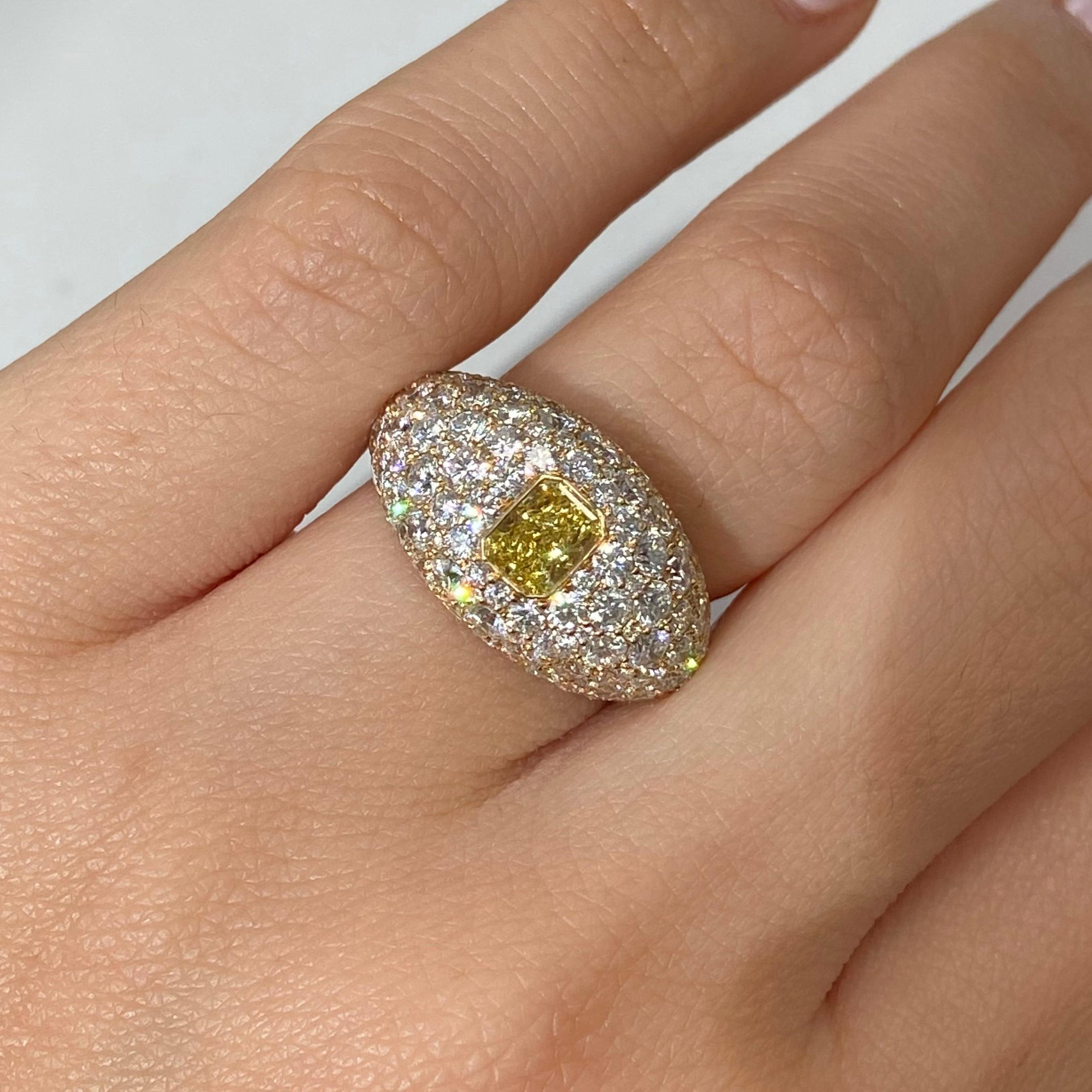 Taglio radiant Mezzo carato di radiante giallo intenso con anello a cupola di diamanti in vendita