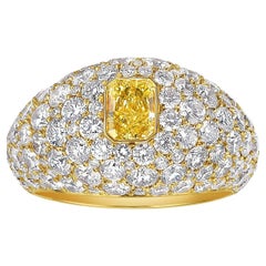 Halber Karat Fancy Intense Yellow Radiant mit Diamant Pave Dome Ring