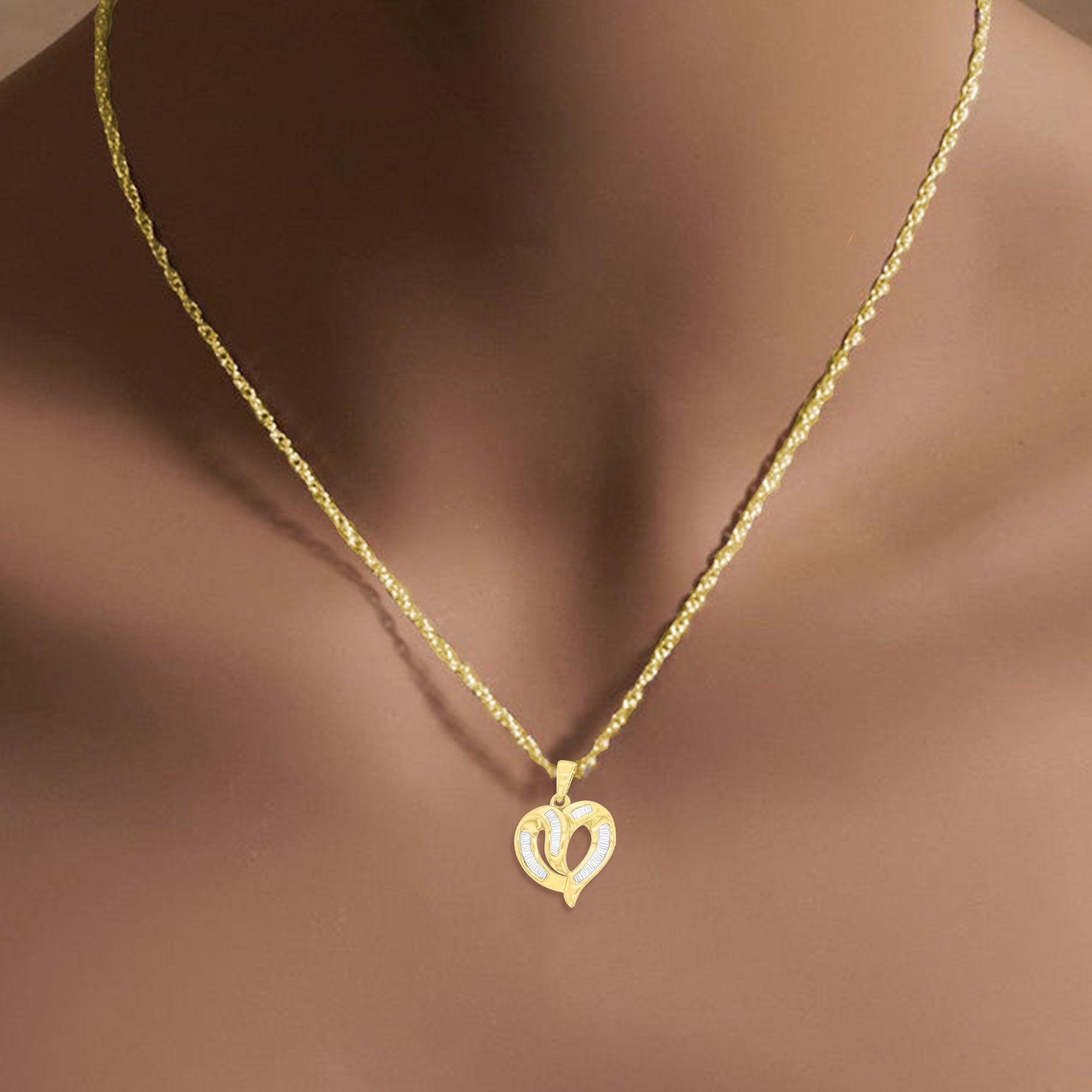 ♥ Produktübersicht ♥

Hauptstein: Diamanten
Ungefähr. Karatgewicht gesamt: .50cttw
Stein-Schliff: Baguette
Wahl des Metalls: 14K Gelbgold
Abmessungen: 19mm x 18mm
Kette: 18