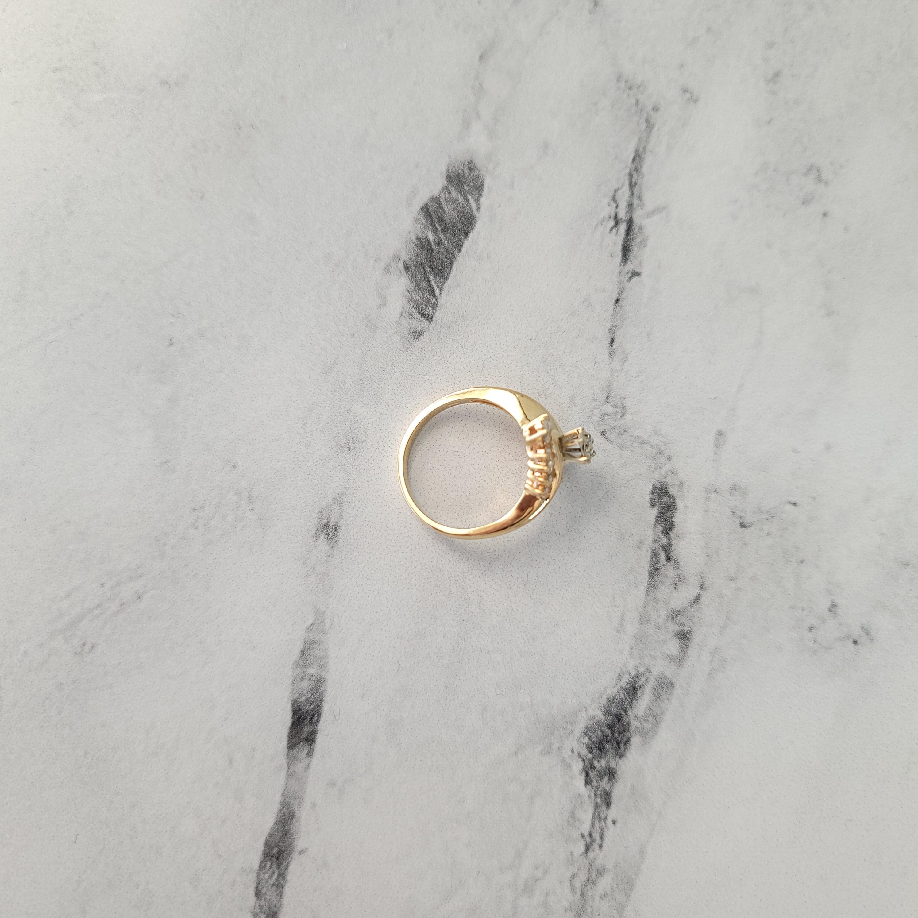 Donna Anello di fidanzamento con diamante di mezzo carato Marquise Cente Bypass in vendita