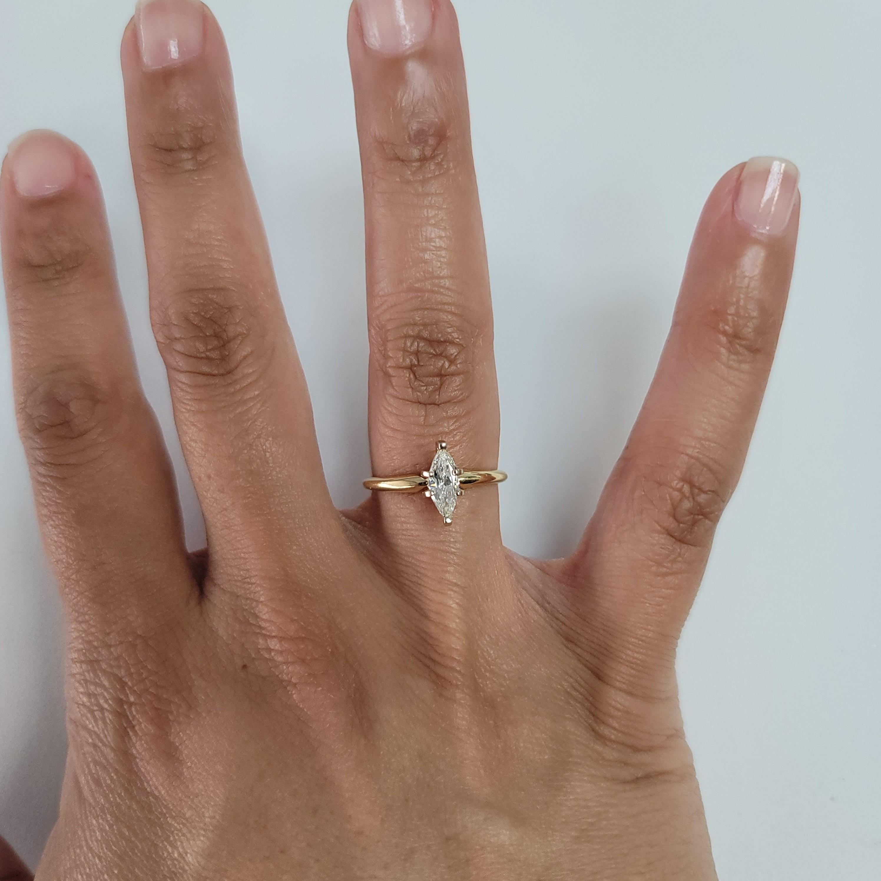 ♥ Sommaire du produit ♥

Pierre principale : Diamant
Approx. Poids en carats du diamant : .50cttw
Clarté du diamant : VS2
Couleur du diamant : F/G
Taille du diamant : Marquise 
Matériau des griffes : Or blanc 14k
Dimensions : 10mm x 5mm
Matériau du