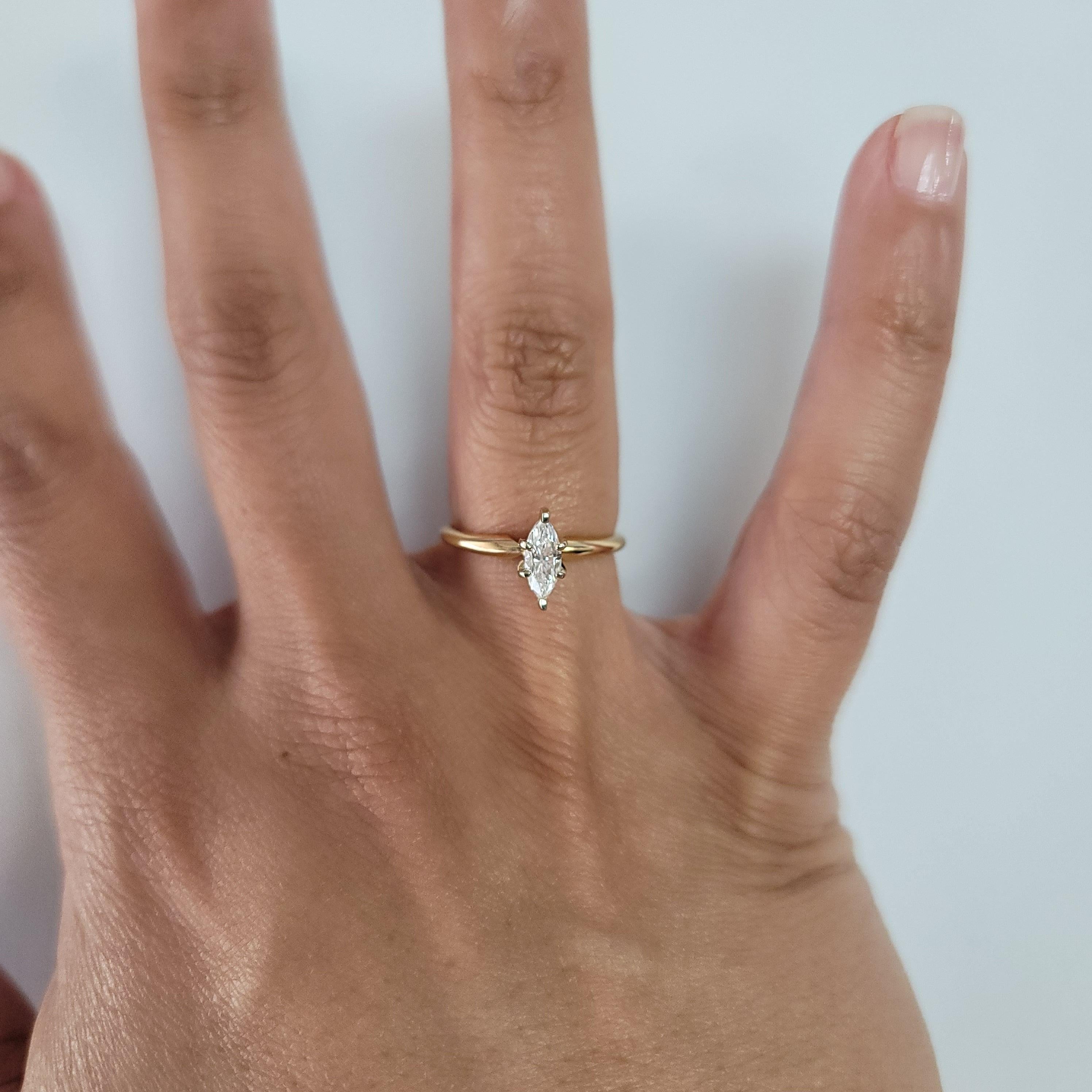 ♥ Sommaire du produit ♥

Pierre principale : Diamant
Approx. Poids en carats du diamant : .50cttw
Clarté du diamant : VS2
Couleur du diamant : F/G
Taille du diamant : Marquise 
Matériau des griffes : Or blanc 14k
Dimensions : 10mm x 5mm
Matériau du