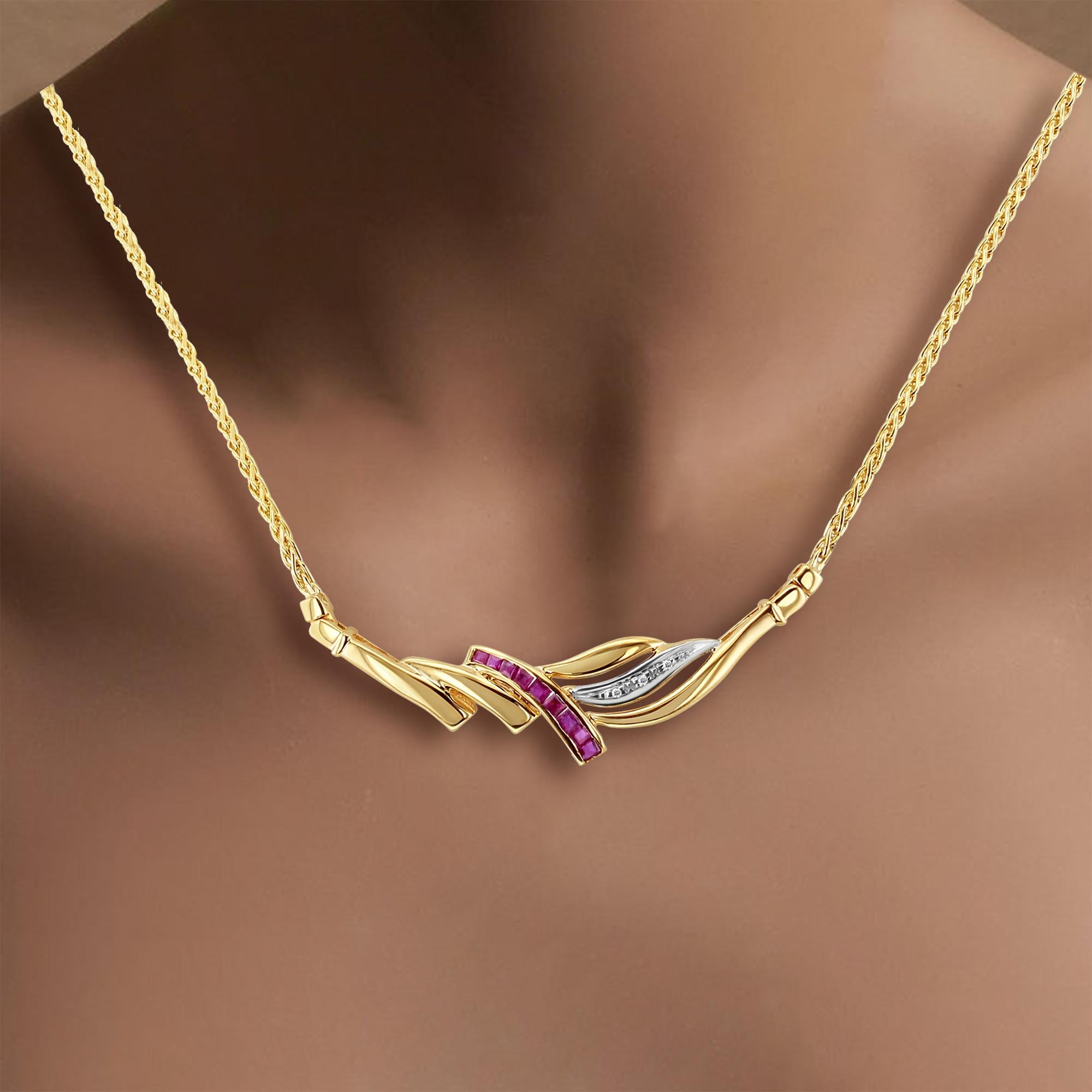 ♥ Sommaire du produit ♥

Pierre principale : Rubis et diamant
Approx. Poids en carats : .50cttw
Taille de la pierre : Carré et rond
Dimensions : 52mm x 11mm
MATERIAL : Or jaune 14k
Chaîne : Blé
Largeur de la chaîne : 1,8 mm
Poids : 9
