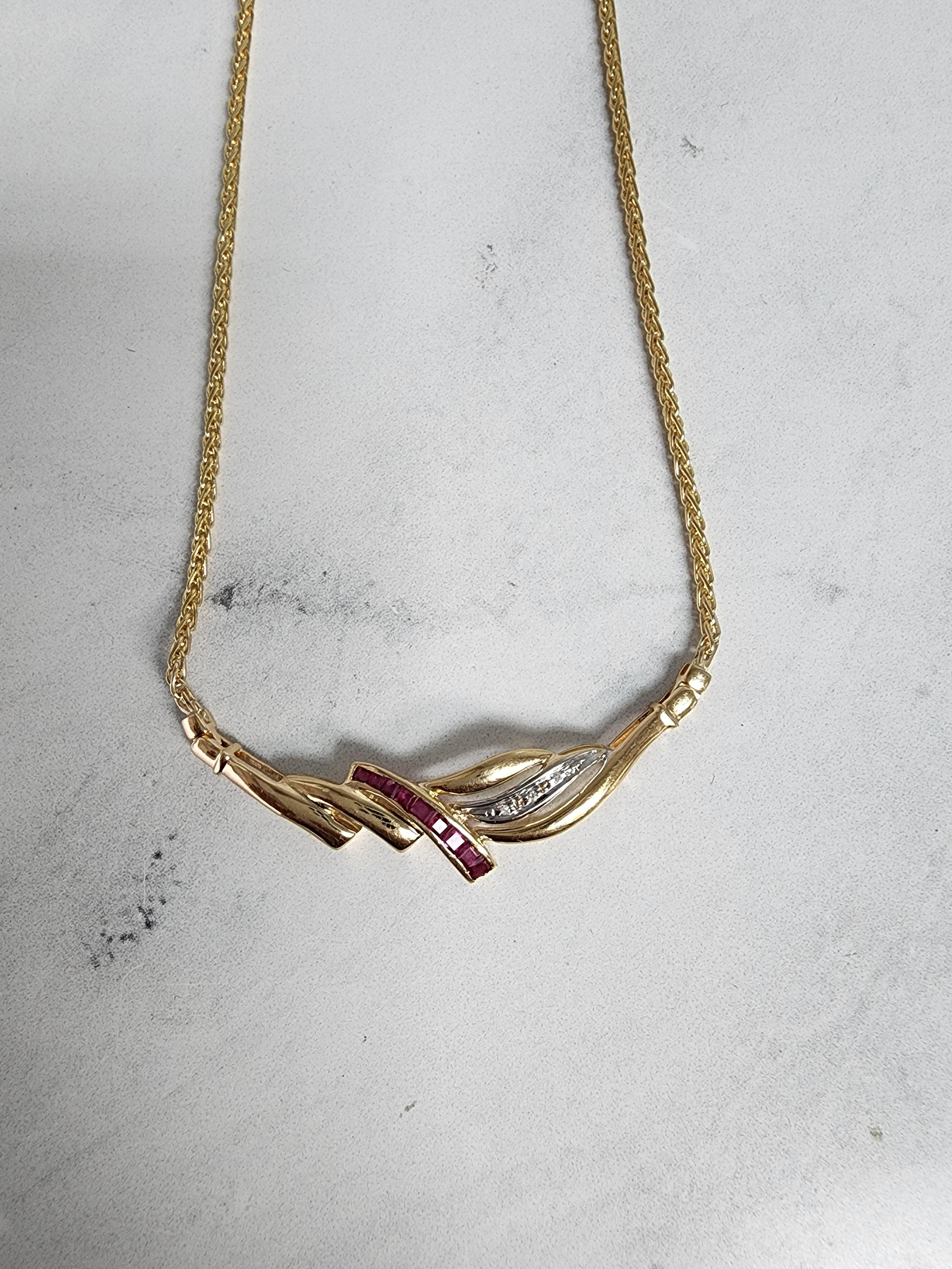 Collier avec chaîne blé en or jaune 14 carats, rubis et diamants de demi carat Neuf - En vente à Sugar Land, TX
