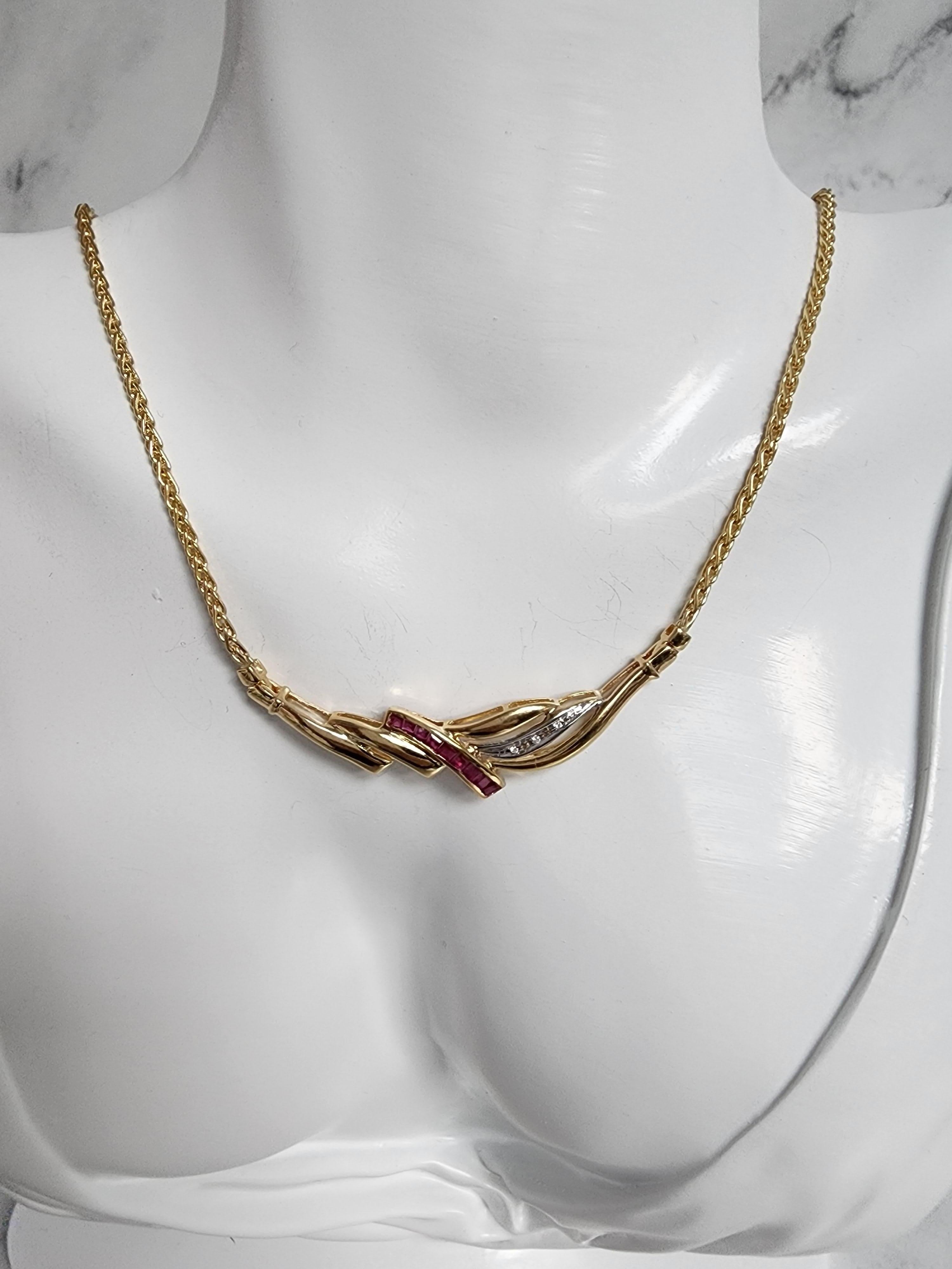 Collier avec chaîne blé en or jaune 14 carats, rubis et diamants de demi carat Unisexe en vente