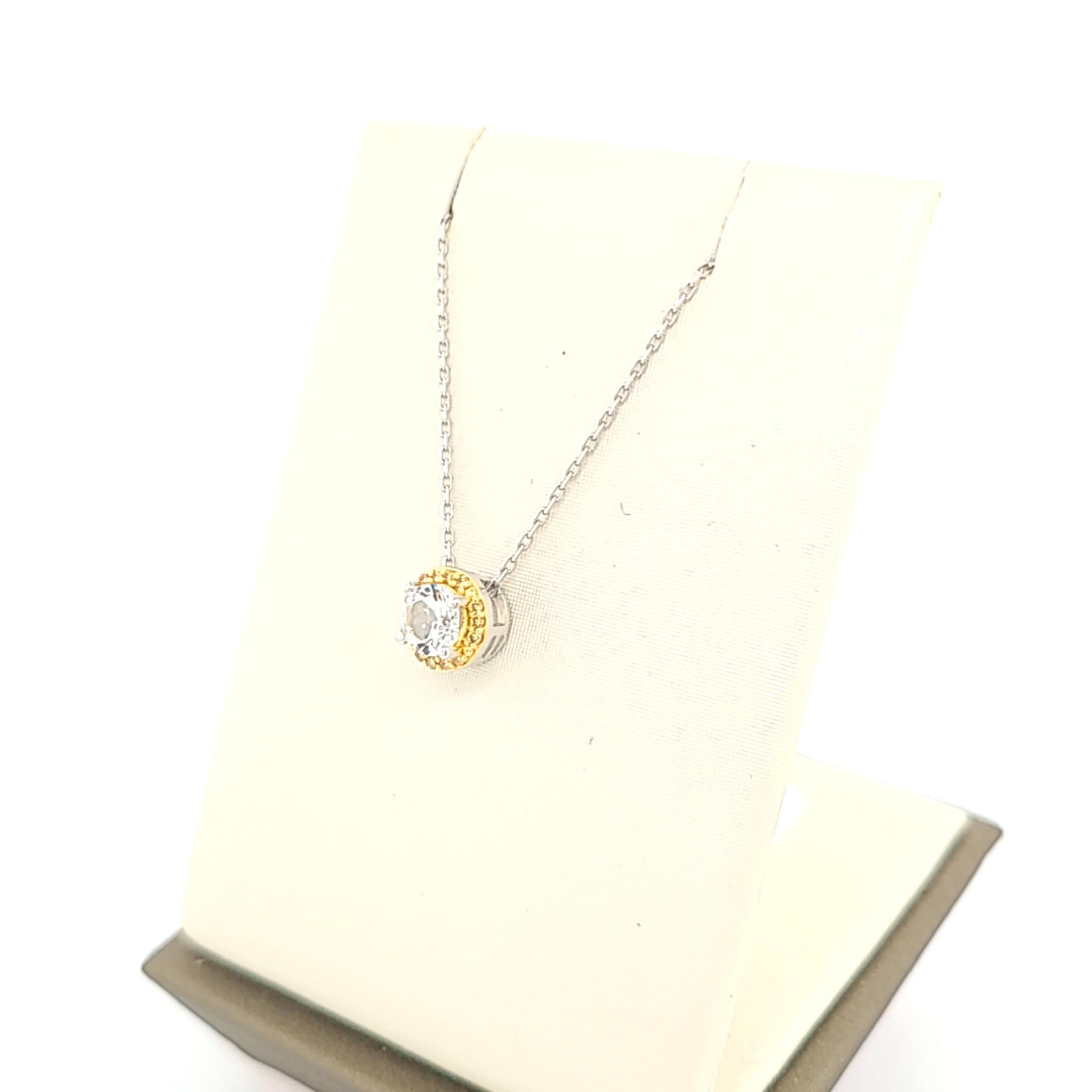 Moderne Pendentif halo de saphirs blancs et de diamants jaunes en taille demi-cerceau