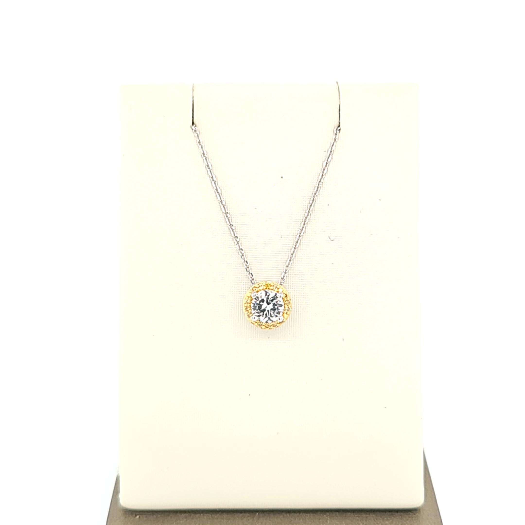 Taille ronde Pendentif halo de saphirs blancs et de diamants jaunes en taille demi-cerceau