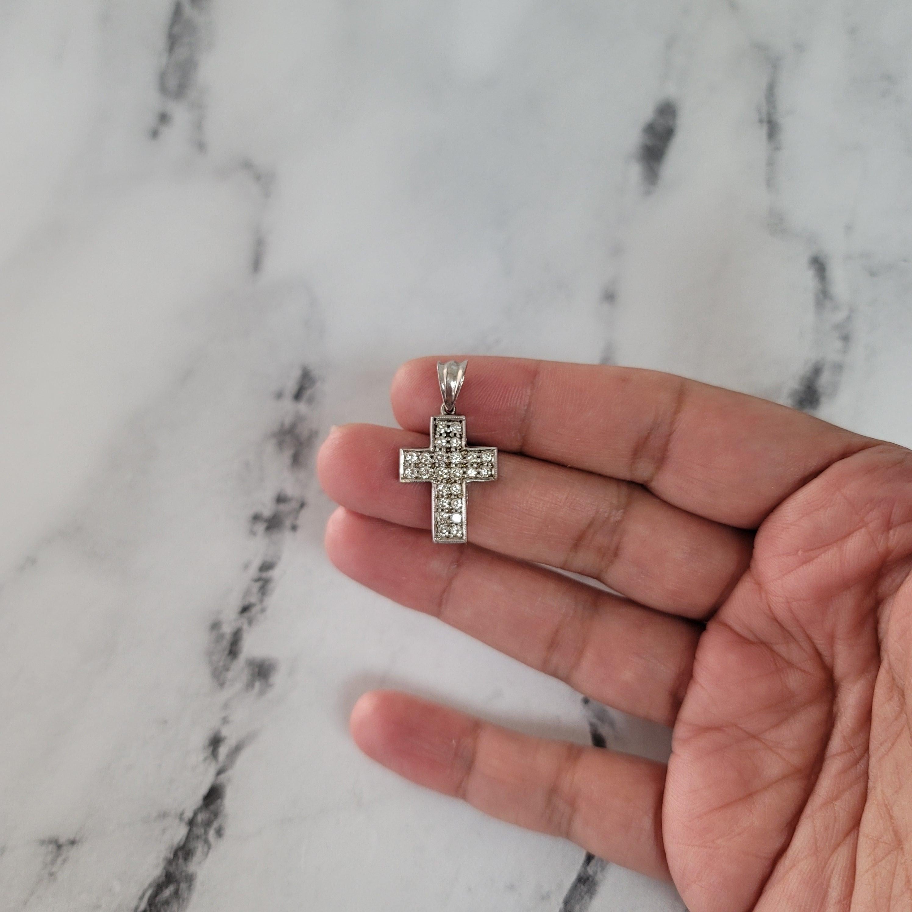 Taille ronde Collier croix large en or blanc 14 carats avec diamants demi-carats en vente
