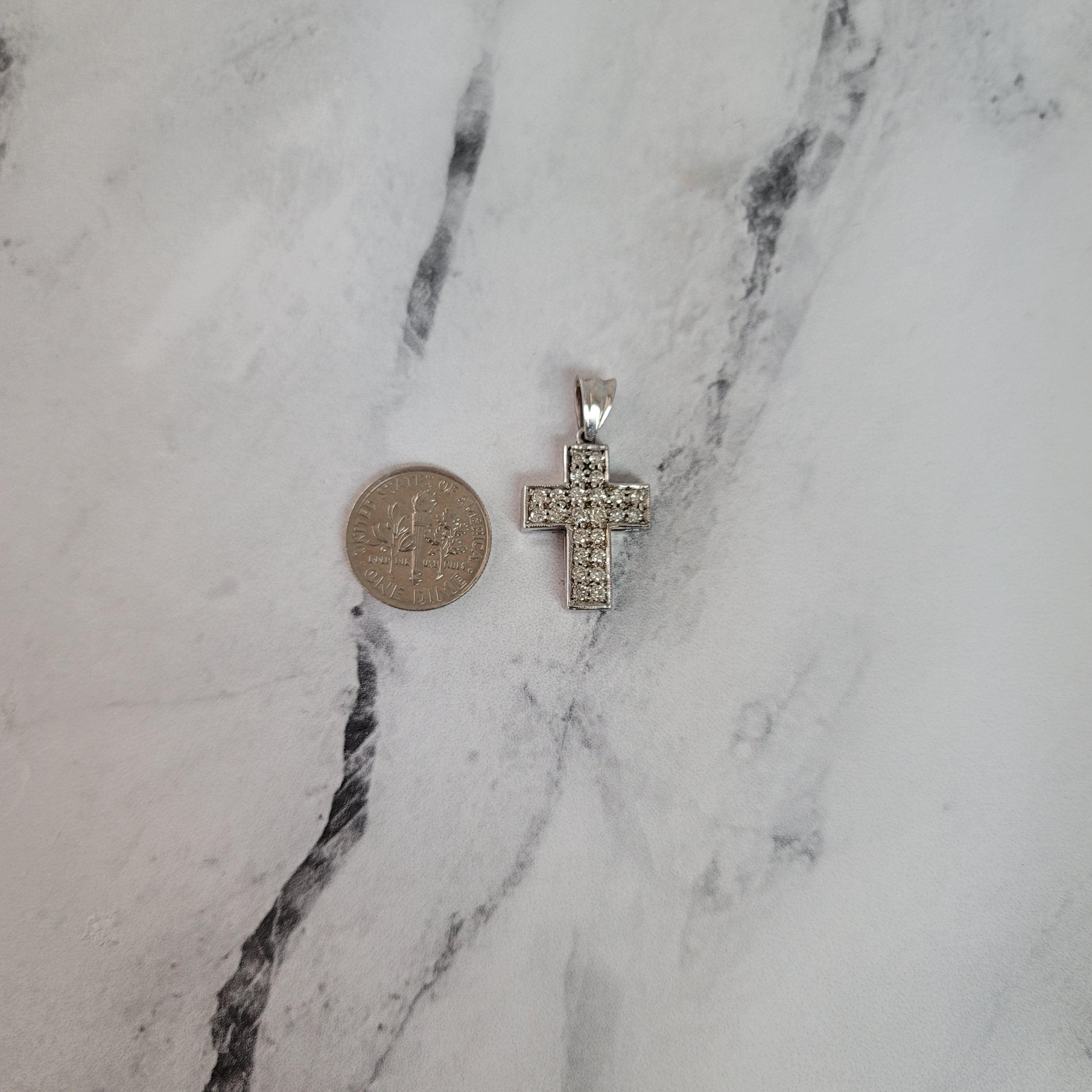 Collier croix large en or blanc 14 carats avec diamants demi-carats Neuf - En vente à Sugar Land, TX