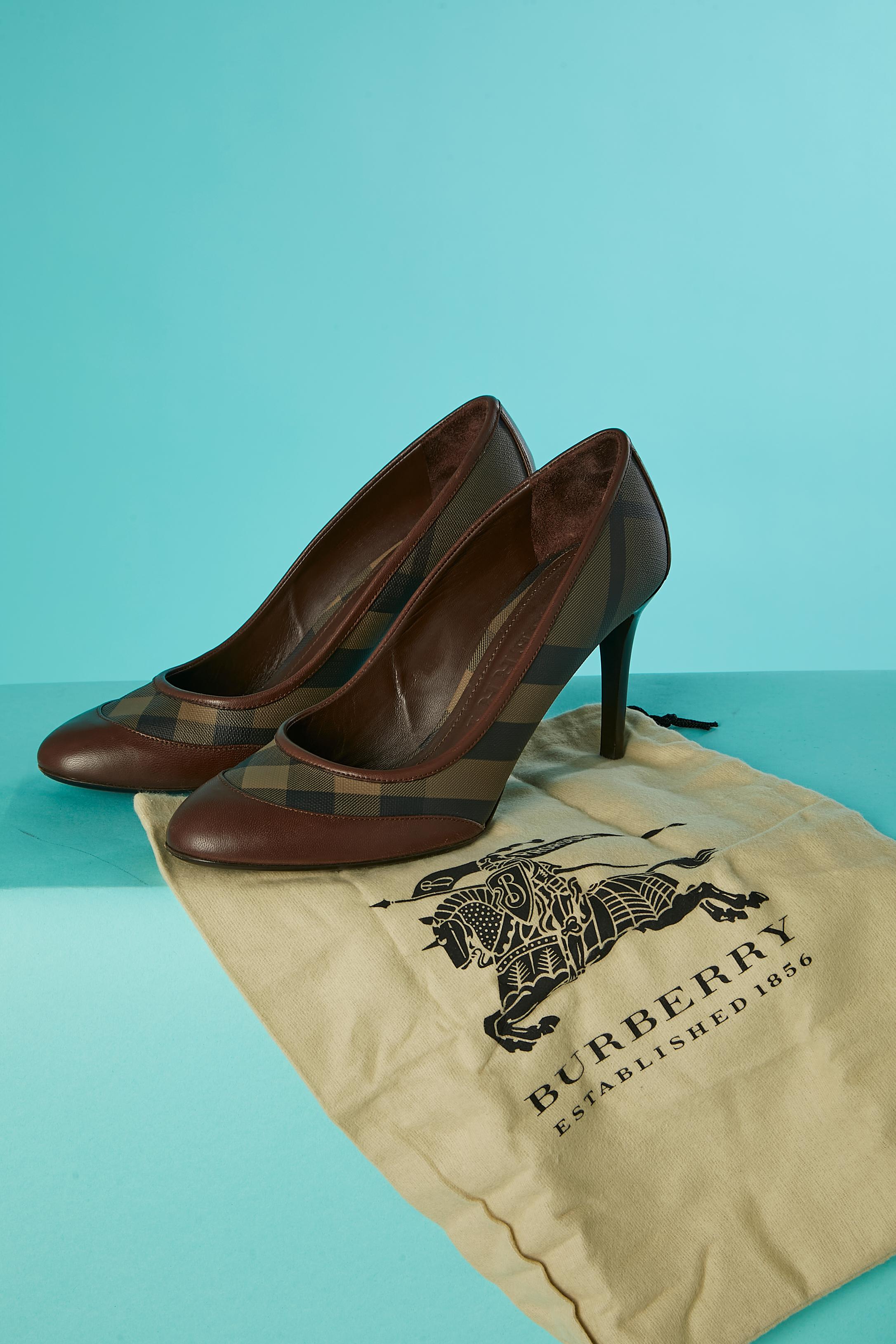 Half-check coated canevas and brown leather pump. 
Heel height : 8,5 cm 
Inside plateform 0,5 cm 
SHOES SIZE 39 1/2 ( 7,5/ 8 US) 
