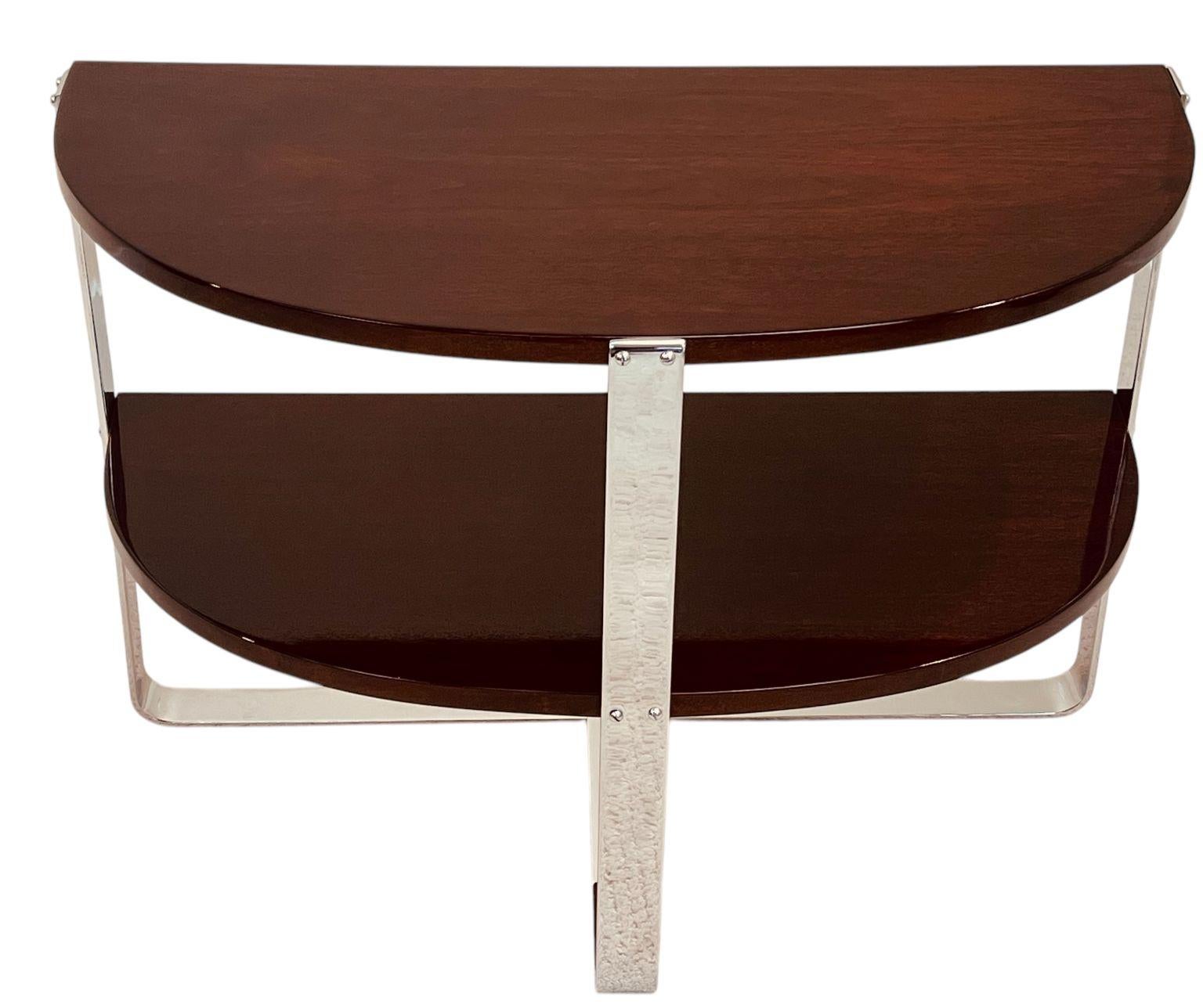 Unglaublich seltener Art Deco Halbkreis Beistelltisch im Stil von Donald Deskey für Ypsilanti Reed Furniture Company. Schönes Beispiel des amerikanischen Art Deco des Machin-Zeitalters mit erstaunlichem Stil, der sich durch zwei nussbaumfurnierte