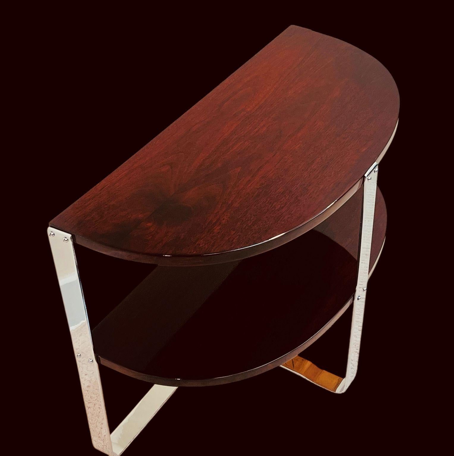 Halbkreis Art Deco Machine Age Nussbaum und Chrom Beistelltisch amerikanischen 1930er Jahren (Poliert) im Angebot