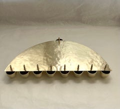 Halbkreis-Chanukkia aus Messing von Iris Tutnauer