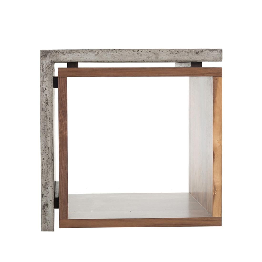 Side table half concrete with base structure
in varnished solid walnut wood. With a concrete
top. Also available in half concrete coffee table.