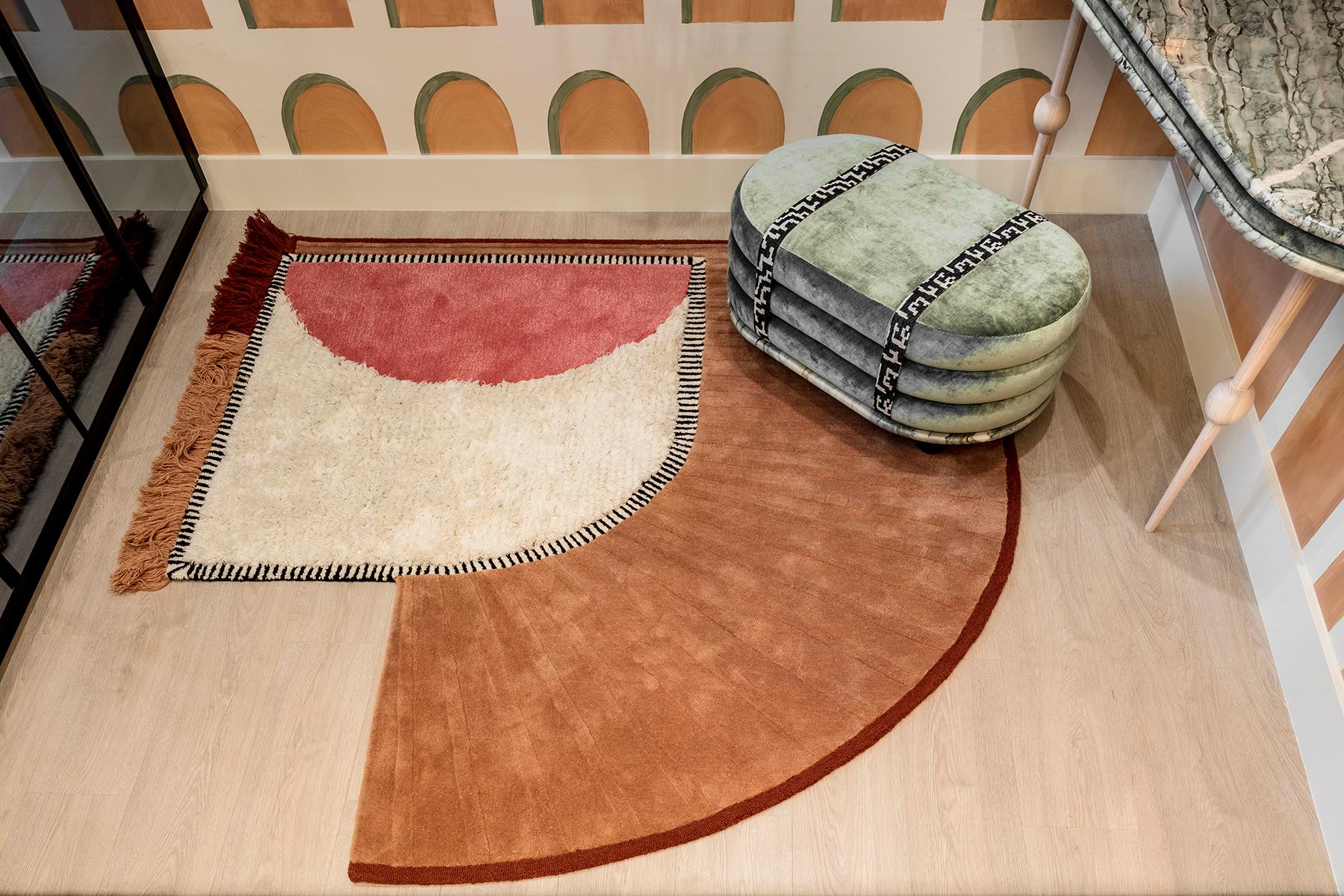 Inspiré par les courbes et la perspective de la ligne de 3 points, le tapis de tapisserie Half Court fait une déclaration audacieuse avec sa grande crête et sa forme unique. Ce tapis est touffeté à la main en Inde, fabriqué avec de la laine, de la