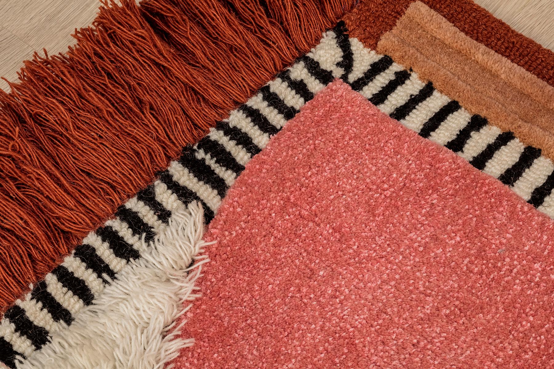 Moderne Tapis demi-cercle en laine colorée tuftée à la main de MONIOMI en vente