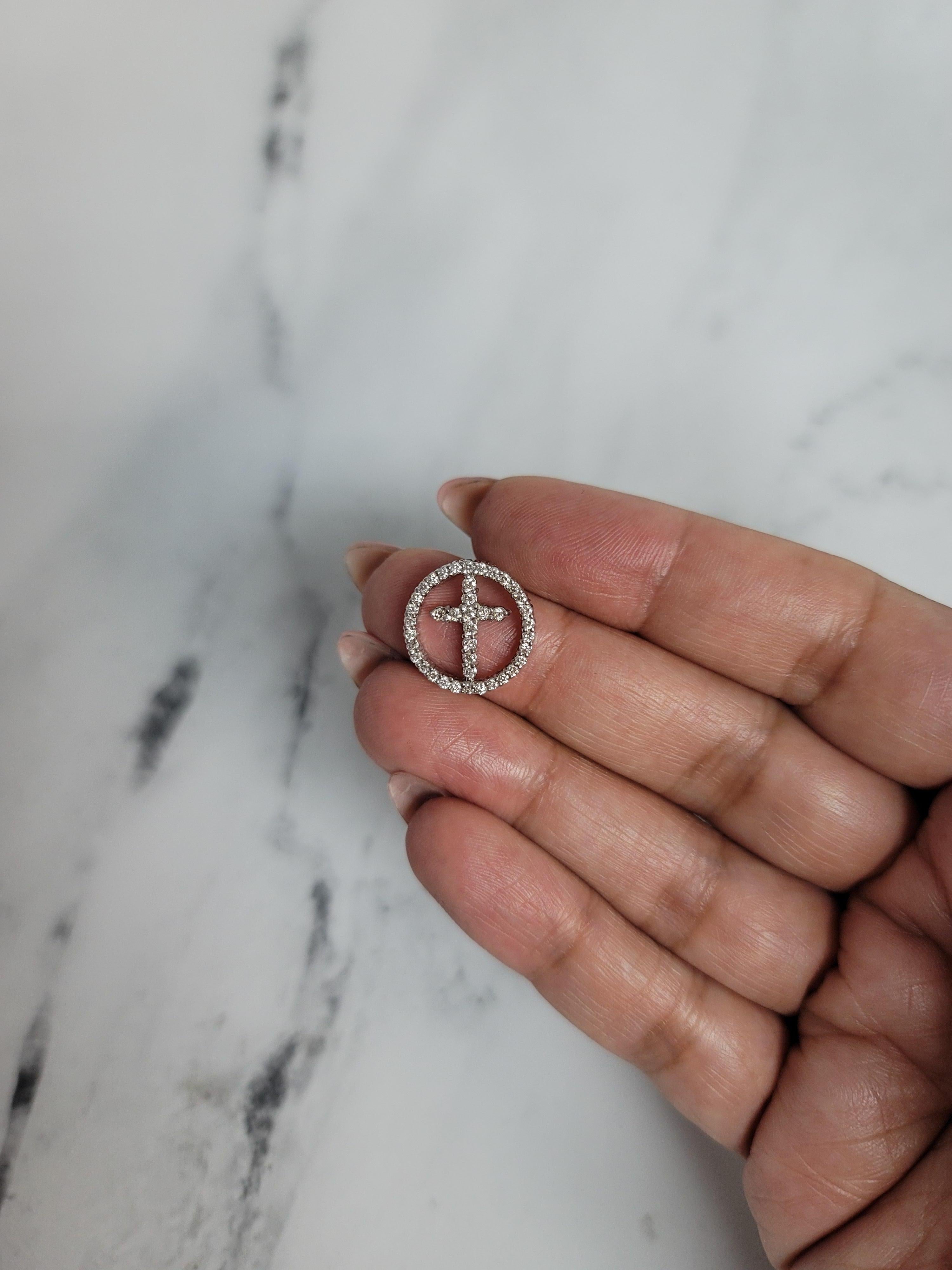 Taille ronde Collier croix dans un cercle de diamants en vente