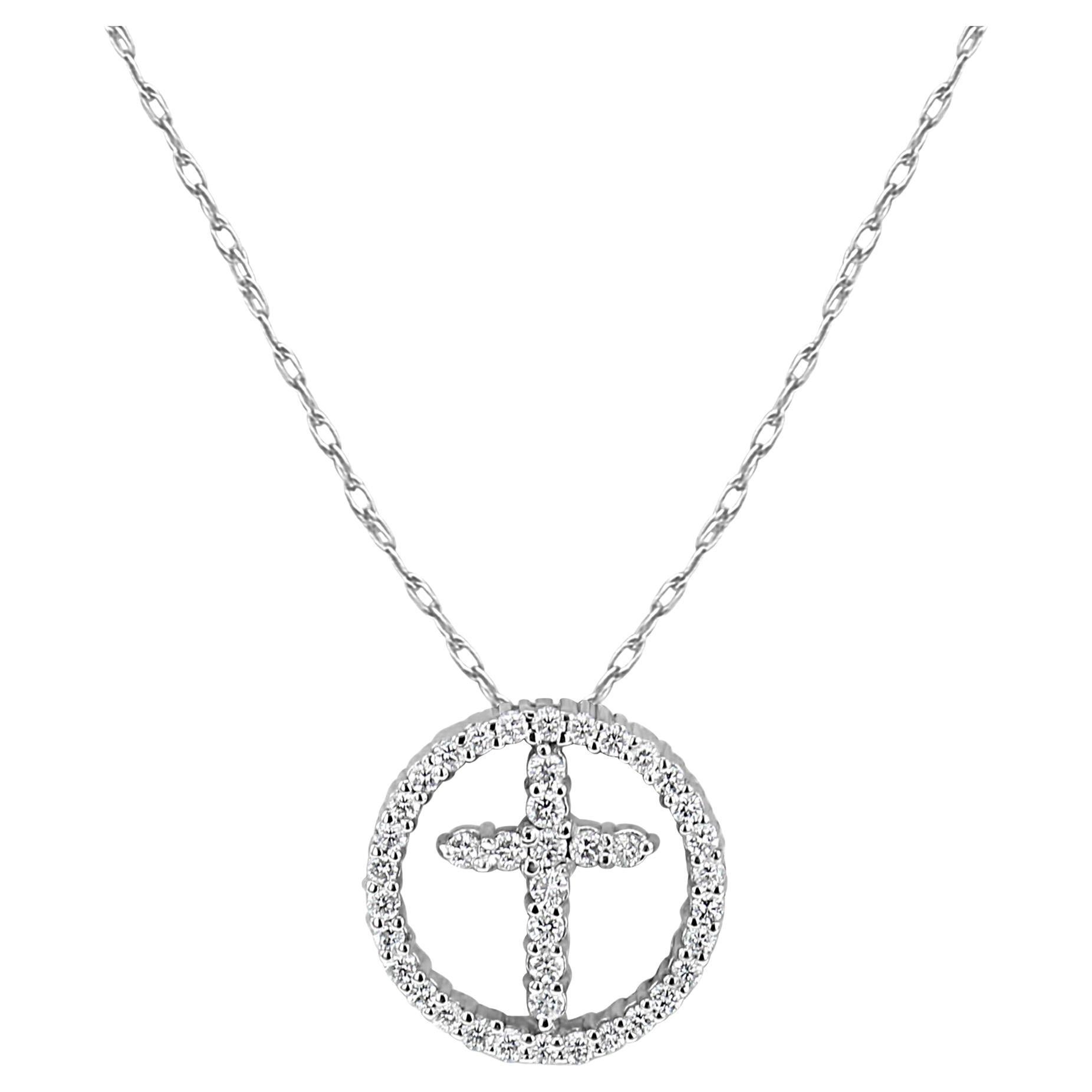 Collar de diamantes con media cruz de diamantes dentro de un círculo