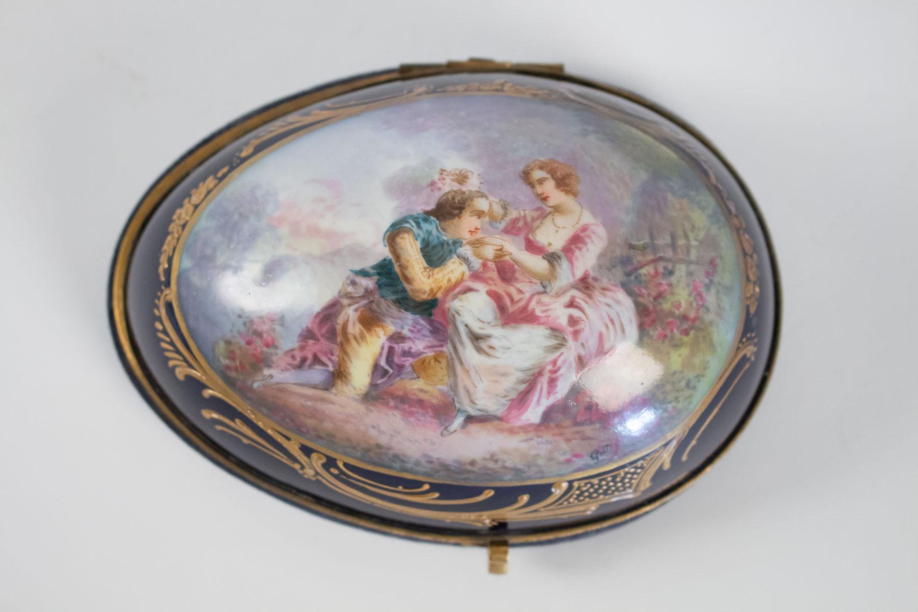 Half Sèvres porcelain egg forming box, 19th century, Napoleon III Period
Measures: H 8cm, W 16cm, D 12cm.