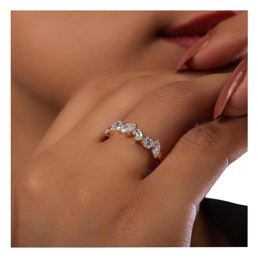 Halbe Ewigkeit Band Moissanite Ring 14k Gold Einzigartige Geburtstag Ring Geschenk im Angebot