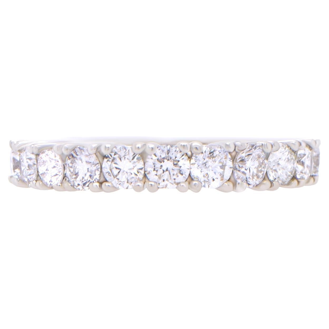 Bague d'éternité en or blanc 18 carats avec demi-anneau de diamants 1,35 carat en vente