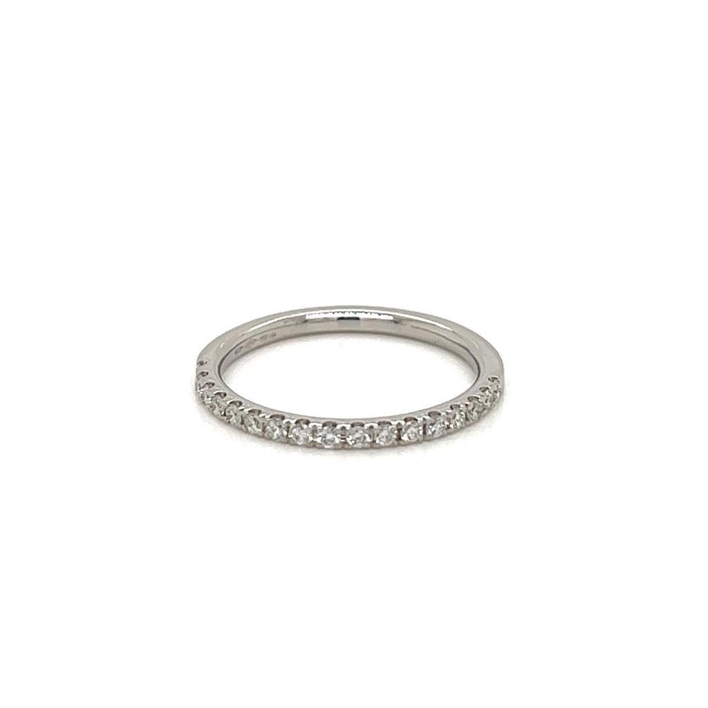 Im Angebot: Halb-Eternity-Diamantring aus Platin () 2