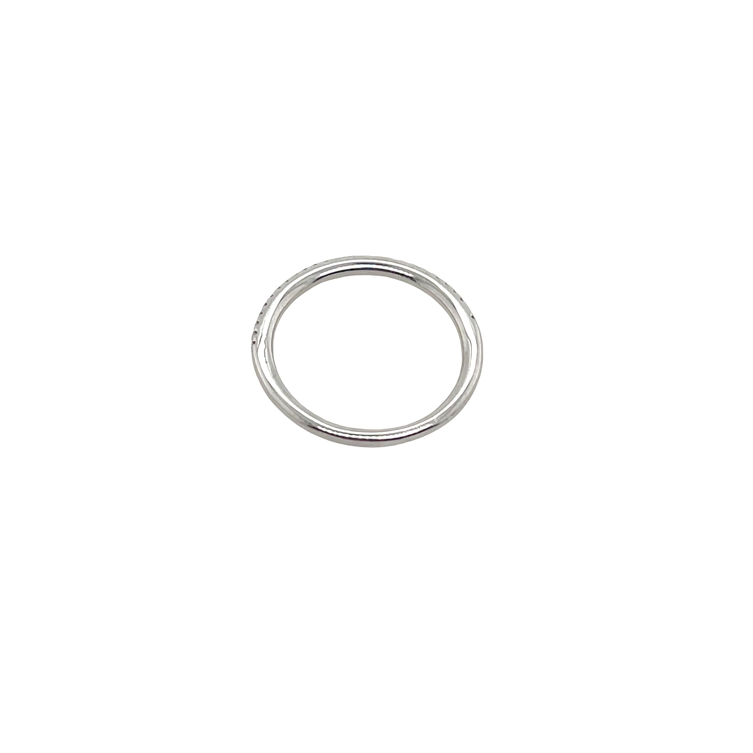 Ce bracelet demi éternité en diamant est serti de 0.13ct de diamants ronds de taille brillante. Cette bague est élégante et magnifique pour une alliance, sertie en or blanc 18ct.

Poids total des diamants : 0,13ct 
Couleur du diamant : H
Clarté du