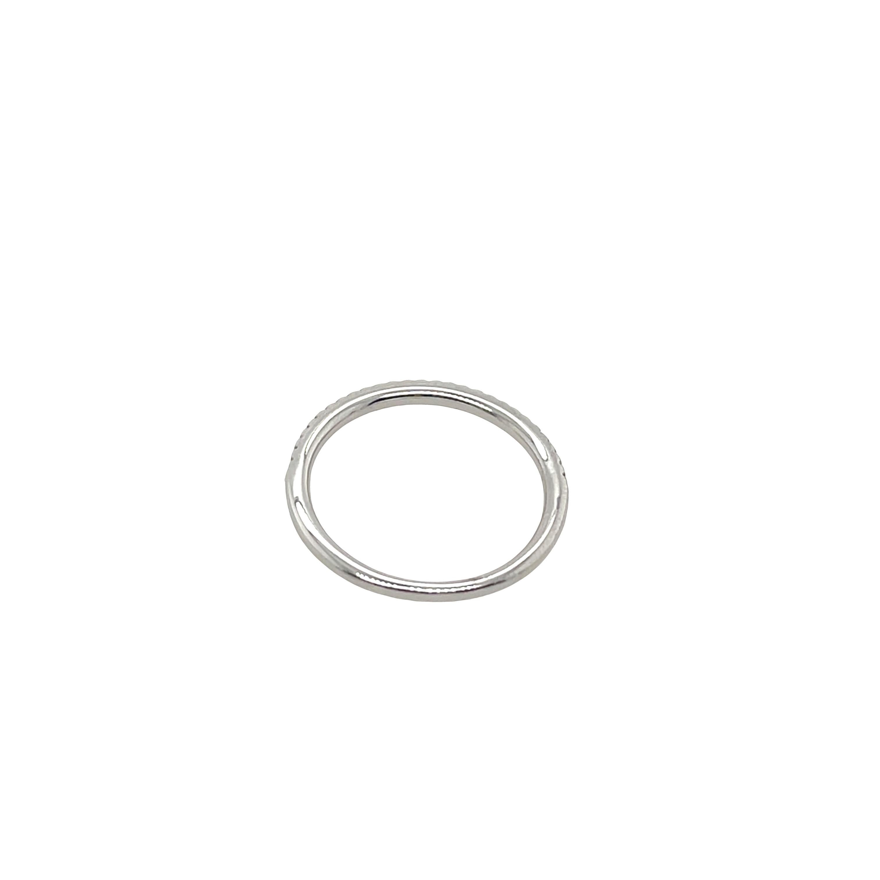 Bague demi-éternité en or blanc 18ct sertie d'un diamant de 0,13ct Excellent état - En vente à London, GB