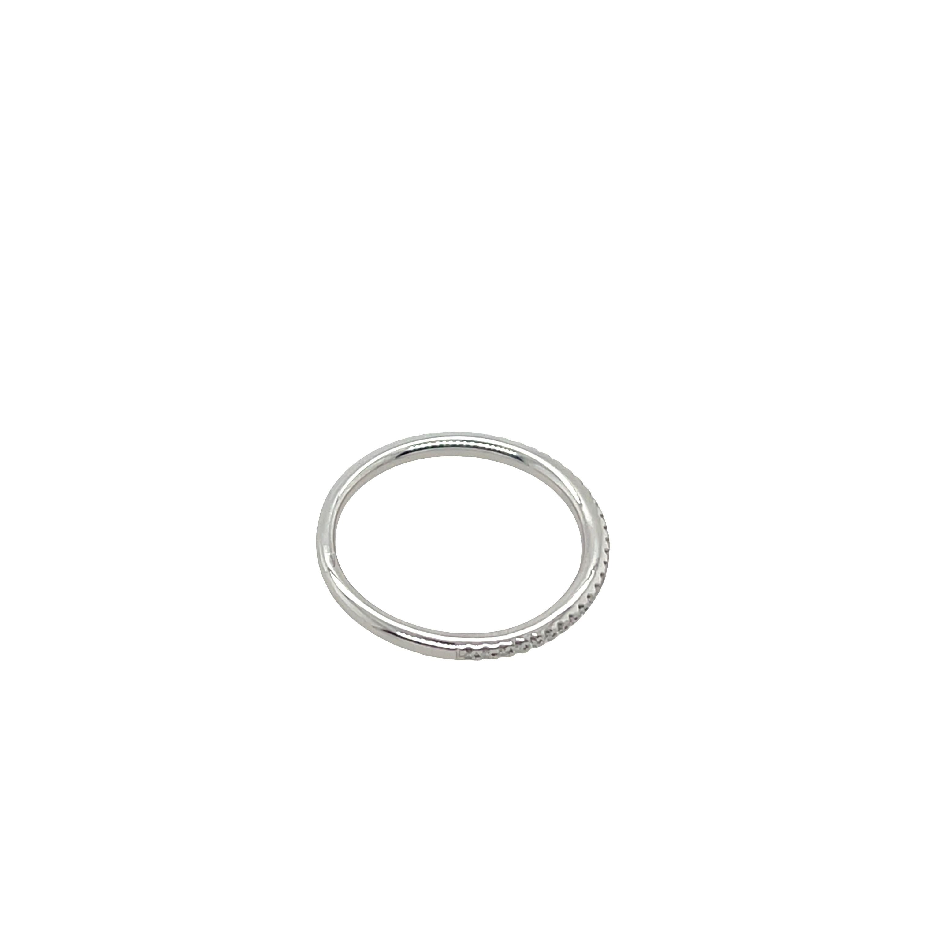 Bague demi-éternité en or blanc 18ct sertie d'un diamant de 0,13ct Pour femmes en vente