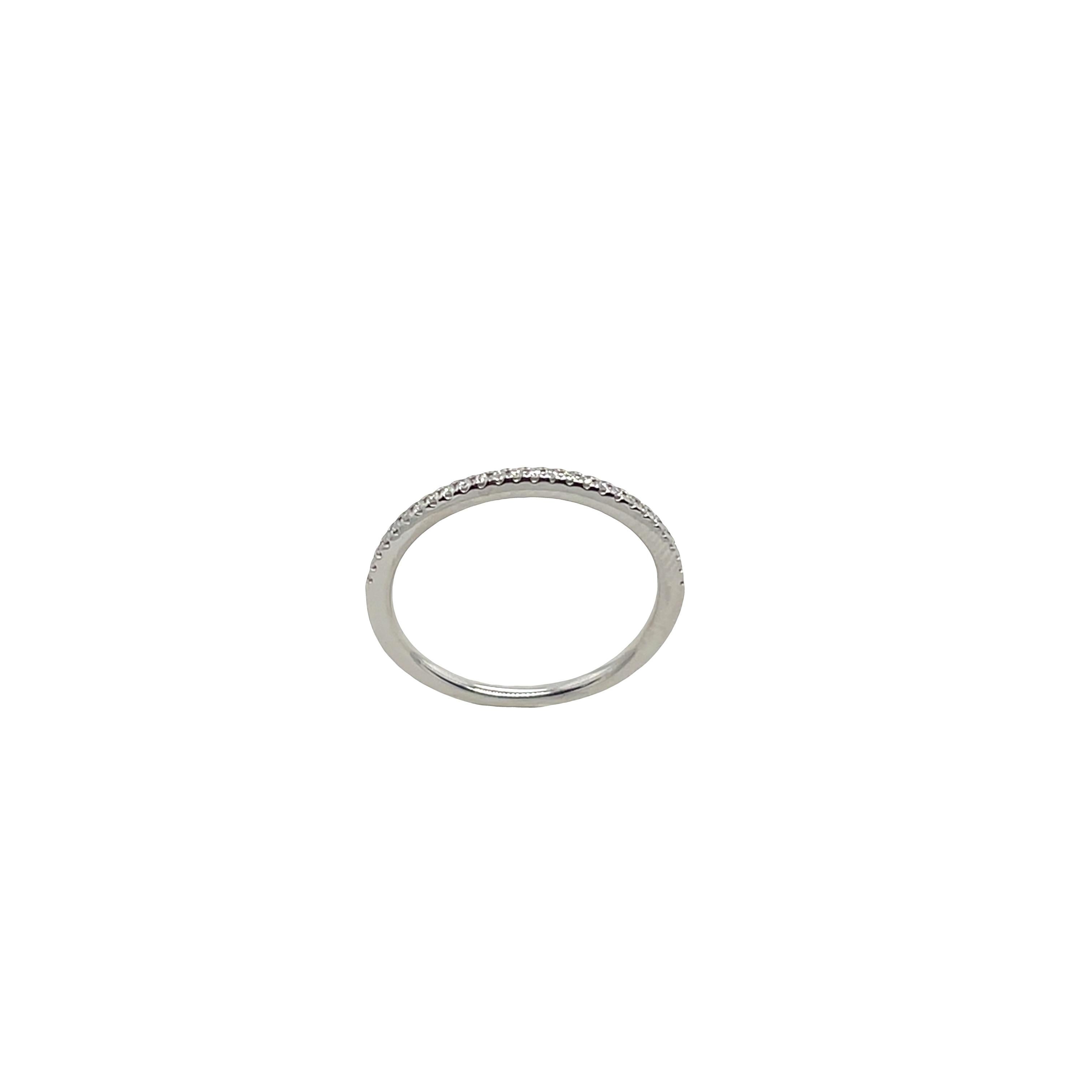 Bague demi-éternité en or blanc 18ct sertie d'un diamant de 0,13ct en vente 1