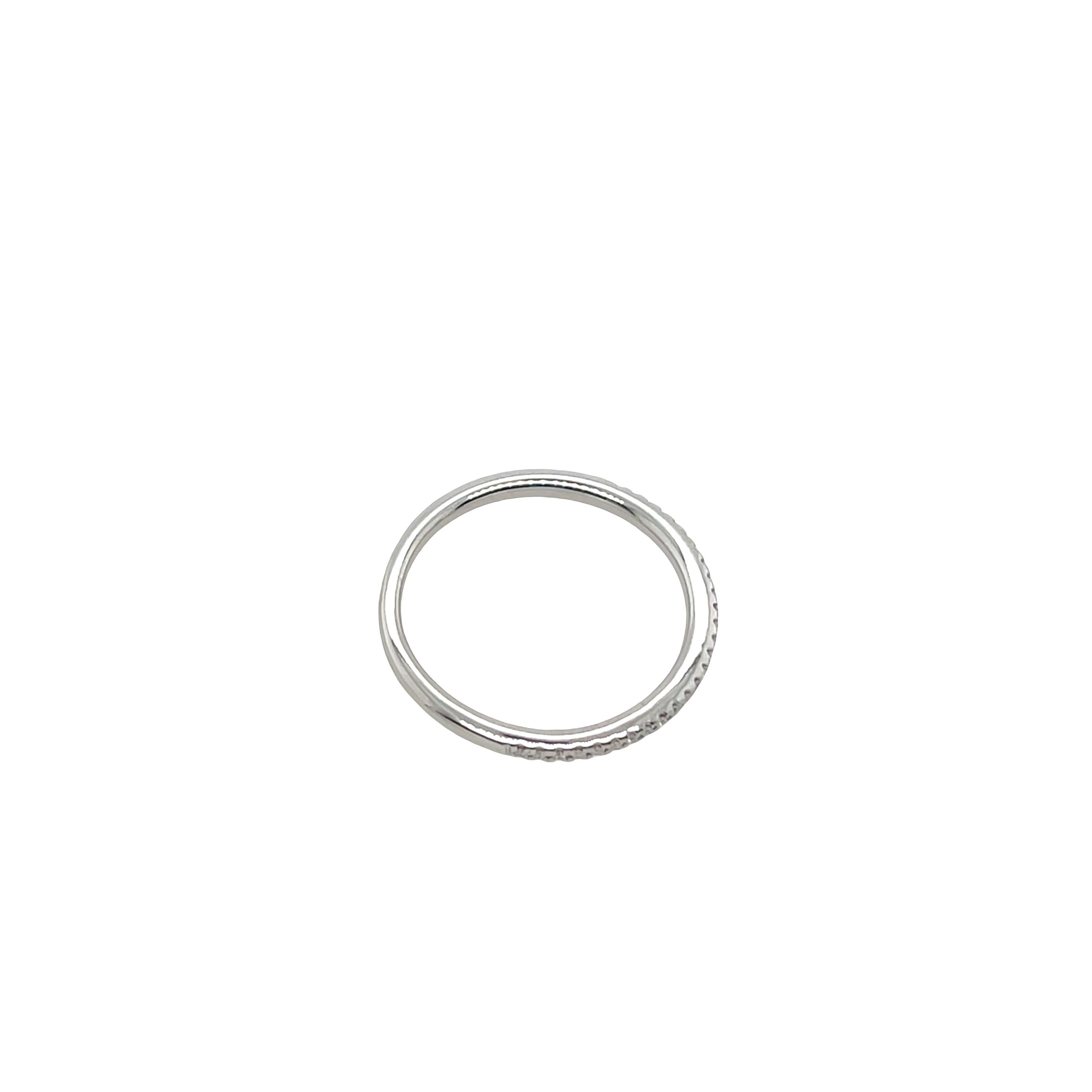 Bague demi-éternité en or blanc 18ct sertie d'un diamant de 0,13ct en vente 2