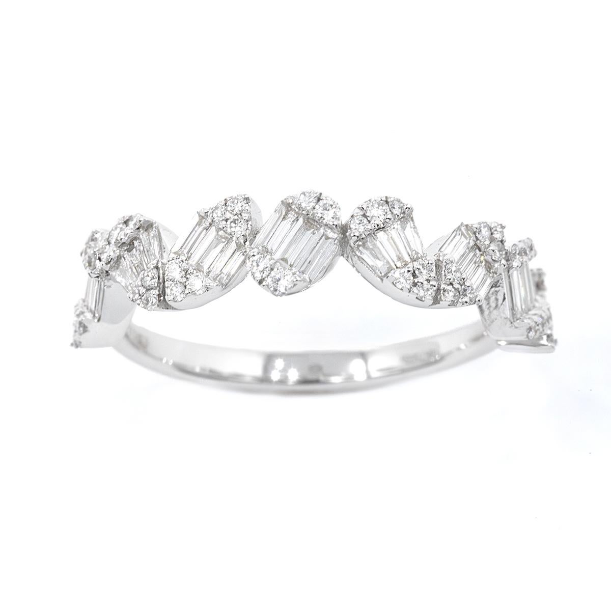 -Oro bianco 18 carati 

-Diamanti rotondi da 0,39 carati. 

-Diamanti Baguette 0,18 carati. 

-0,57 carati. 

-Ridimensionamento disponibile 