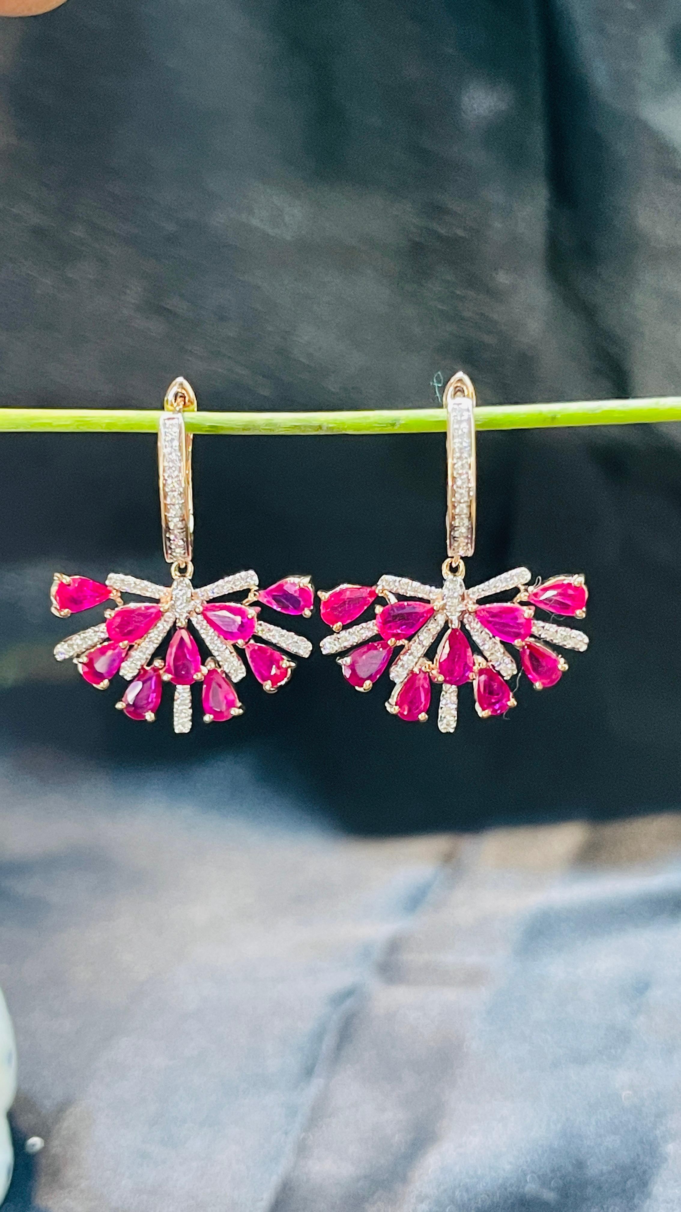Taille poire Pendants d'oreilles demi-floraux en or rose 14 carats, rubis et diamants avec serrure anglaise en vente
