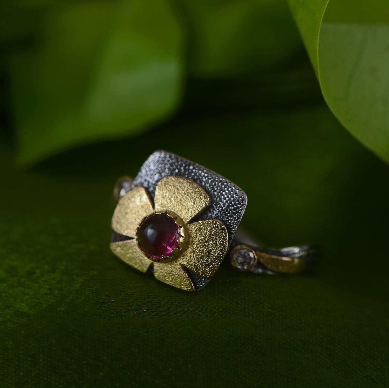 Contemporaneo Emma Chapman Anello mezzo fiore in oro giallo e argento con tormalina rosa e diamanti in vendita