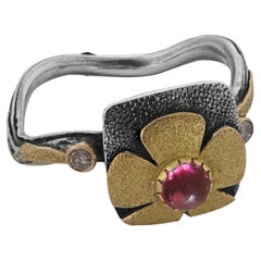 Emma Chapman Anello mezzo fiore in oro giallo e argento con tormalina rosa e diamanti