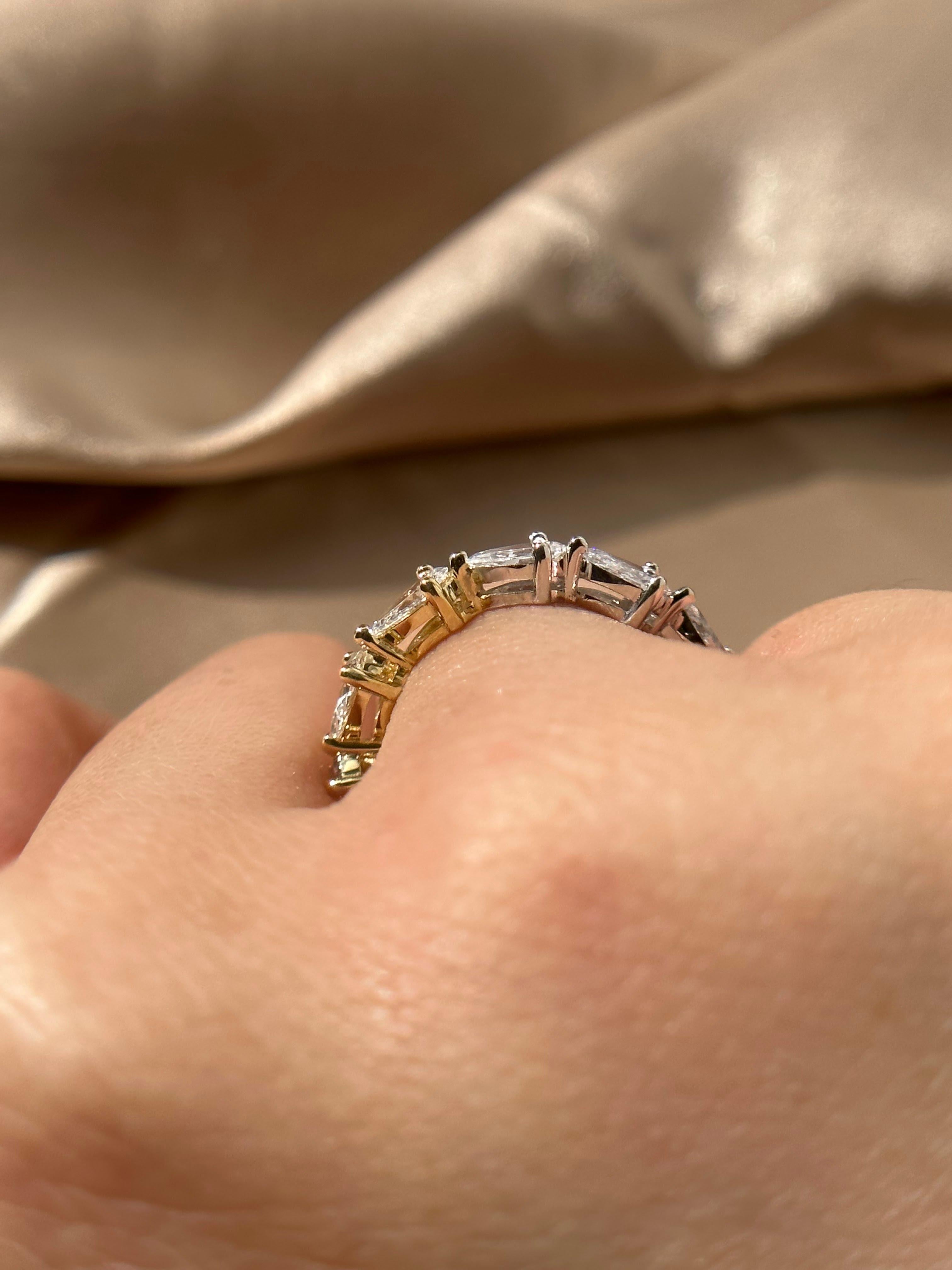 Halb- und halber Eternity-Ring aus 18 Karat Weiß-Gelbgold mit Diamanten in Birnenform (Tropfenschliff) im Angebot